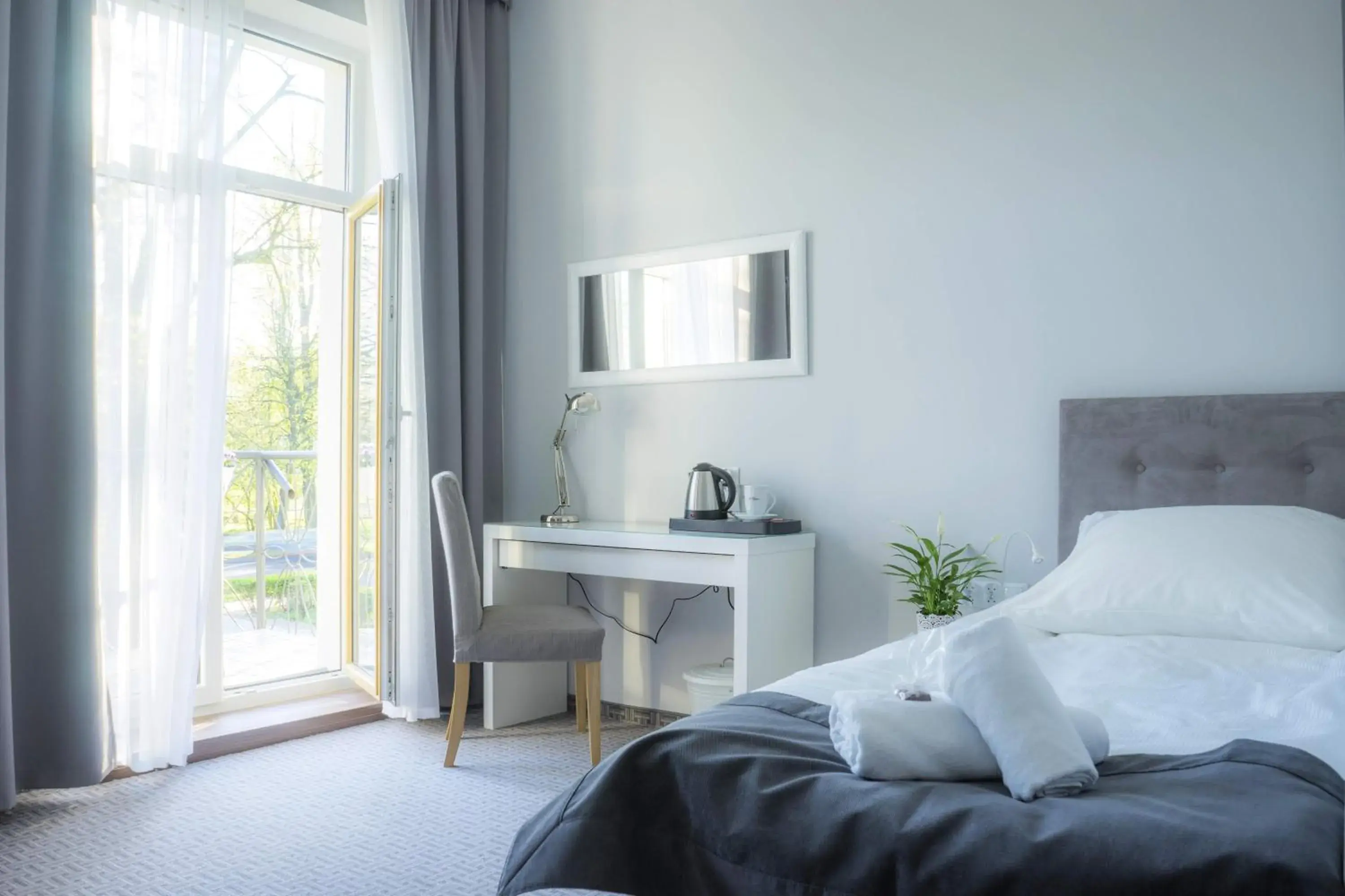 Deluxe Double Room with Balcony in Hotel Inner City Deluxe Double Room with Balcony in Hotel Inner City