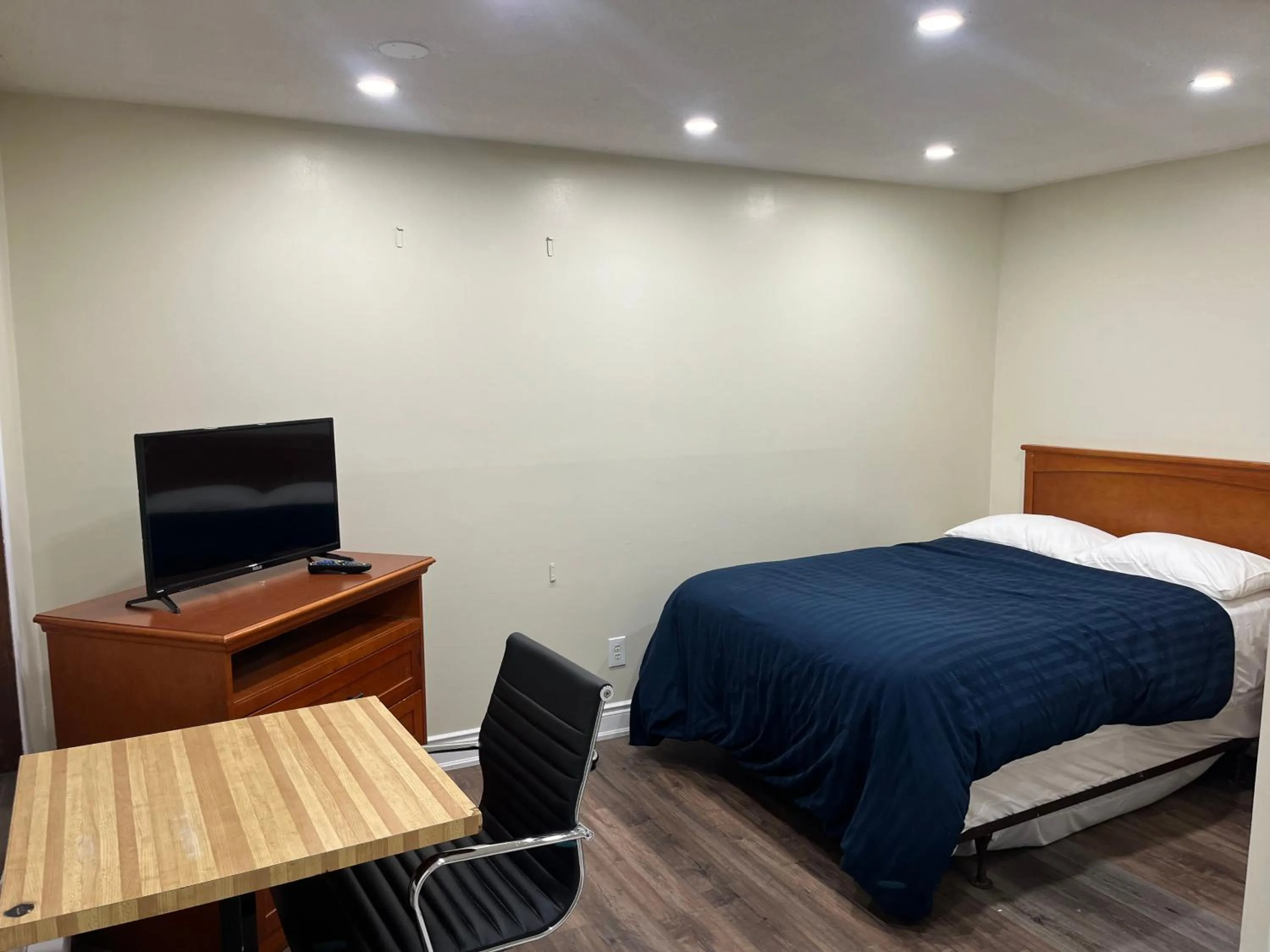 Bed in Cedar Springs Motel