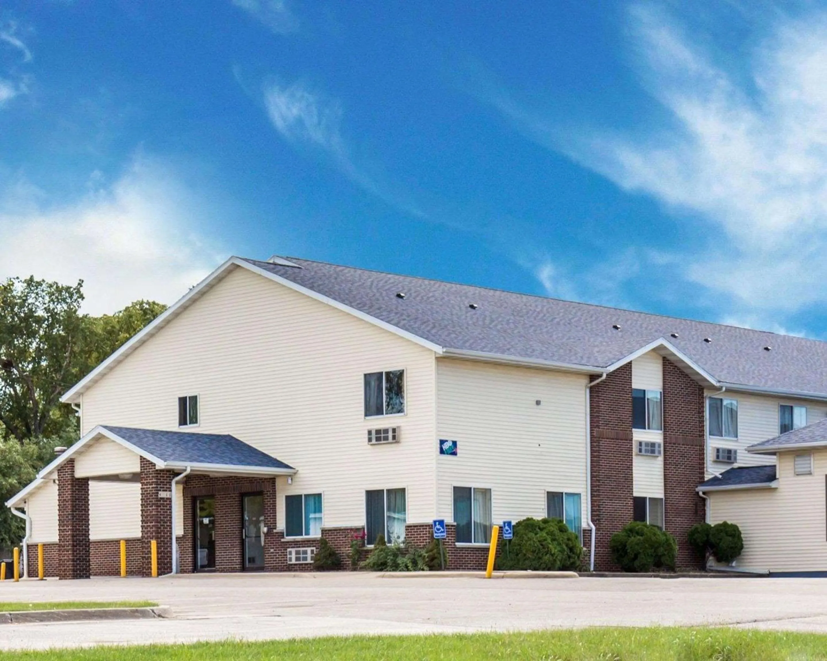 Property building in Rodeway Inn Cedar Rapids Westdale