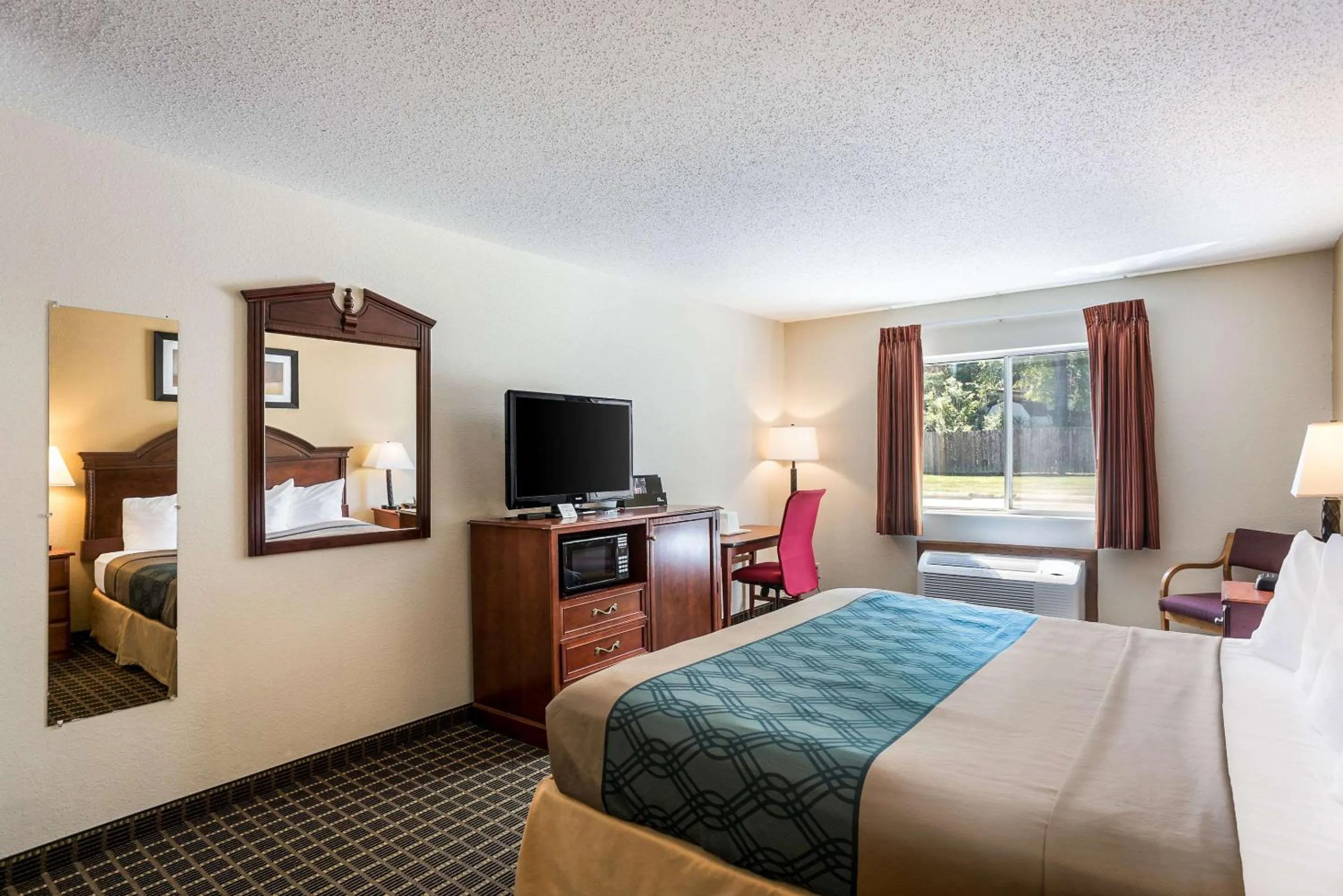 Bedroom, Bed in Rodeway Inn Cedar Rapids Westdale