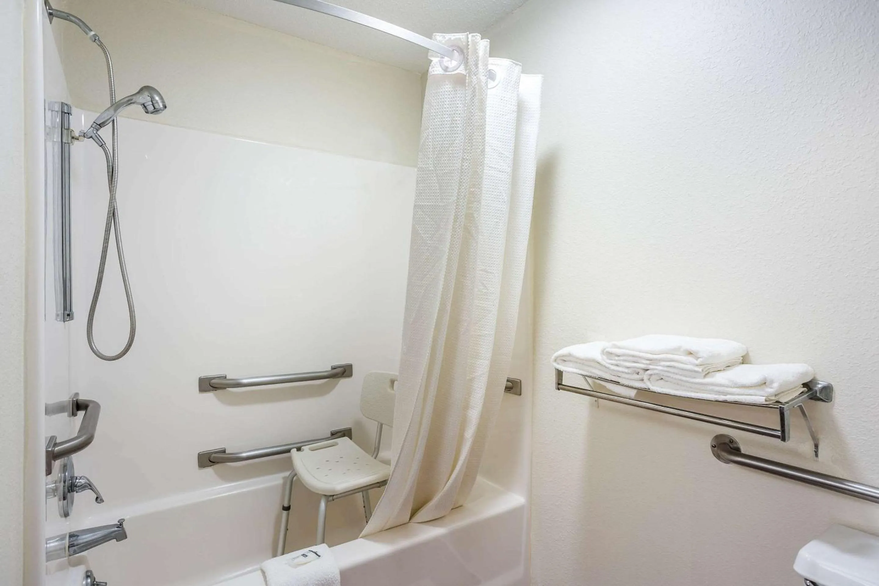 Bedroom in Rodeway Inn Cedar Rapids Westdale