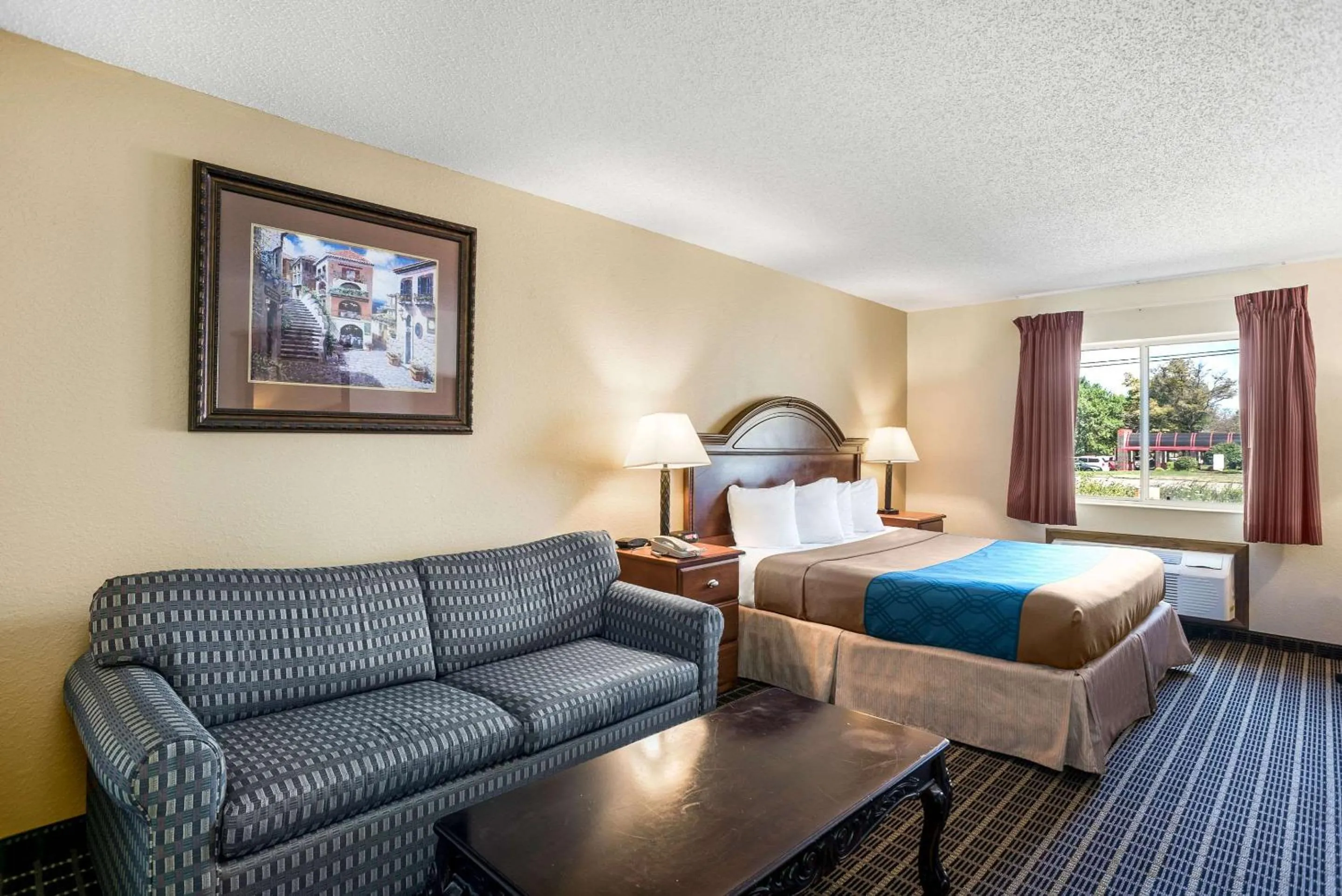 Bedroom, Bed in Rodeway Inn Cedar Rapids Westdale