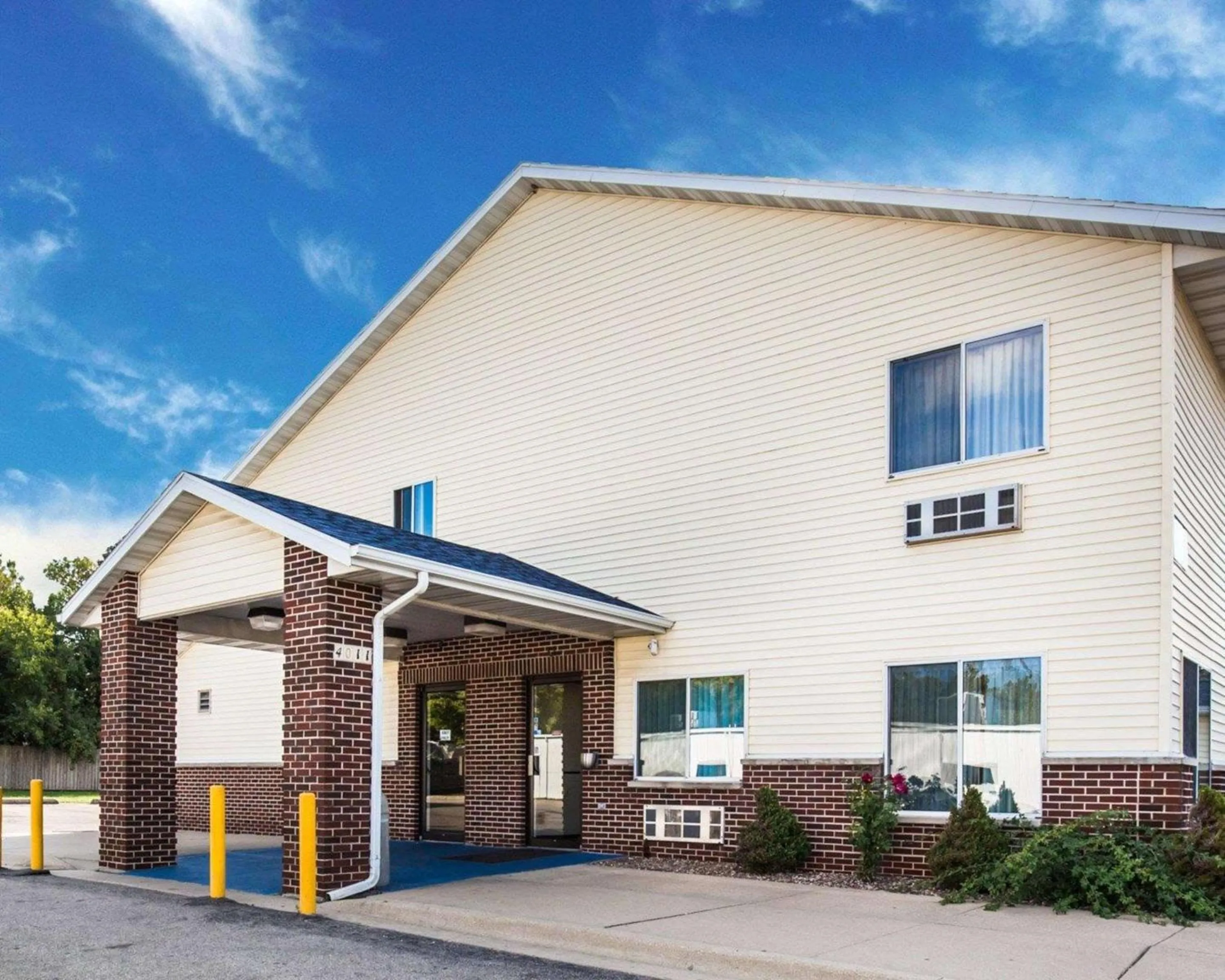 Property building in Rodeway Inn Cedar Rapids Westdale