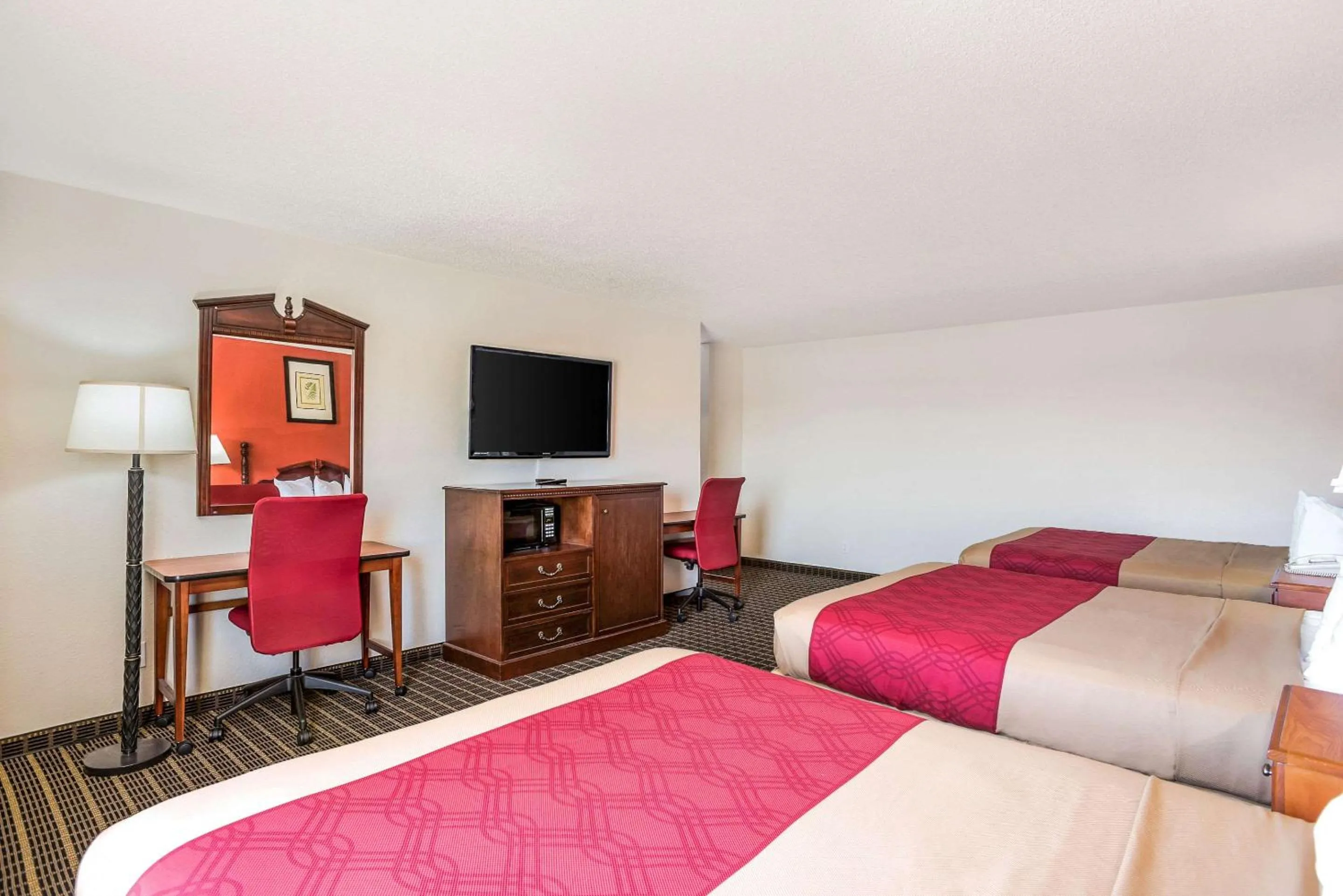 Bedroom, Bed in Rodeway Inn Cedar Rapids Westdale