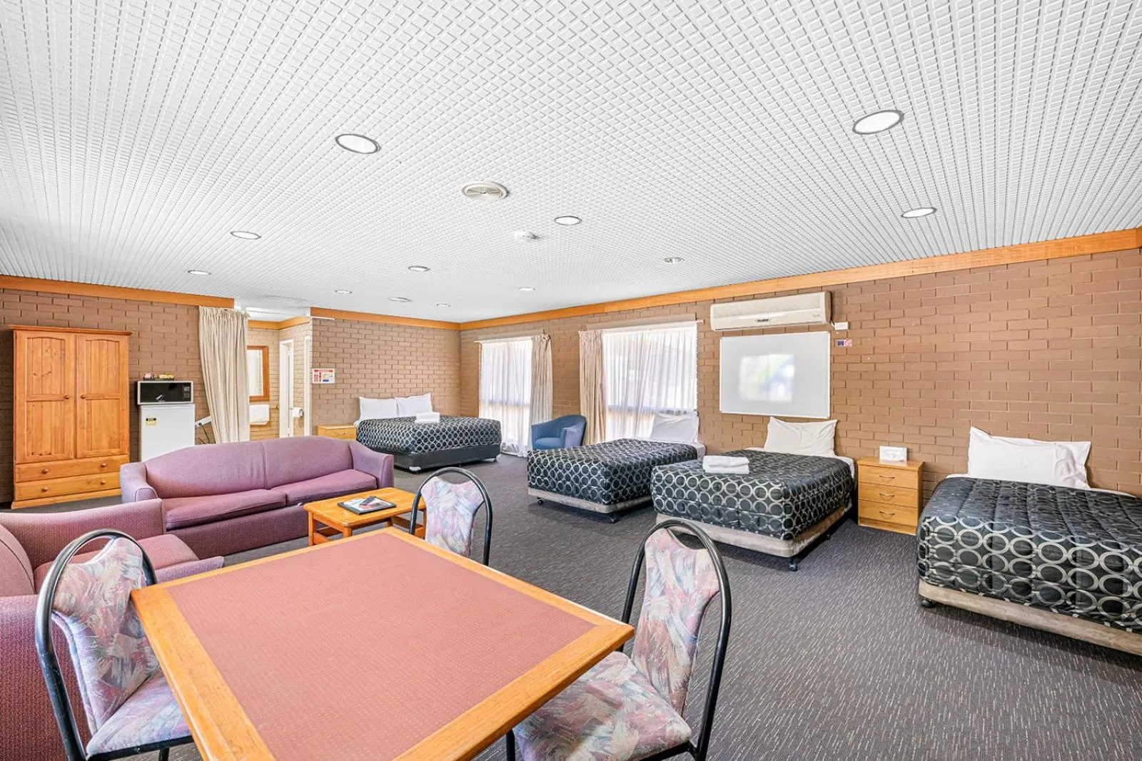 Bed in Mildura Motor Inn