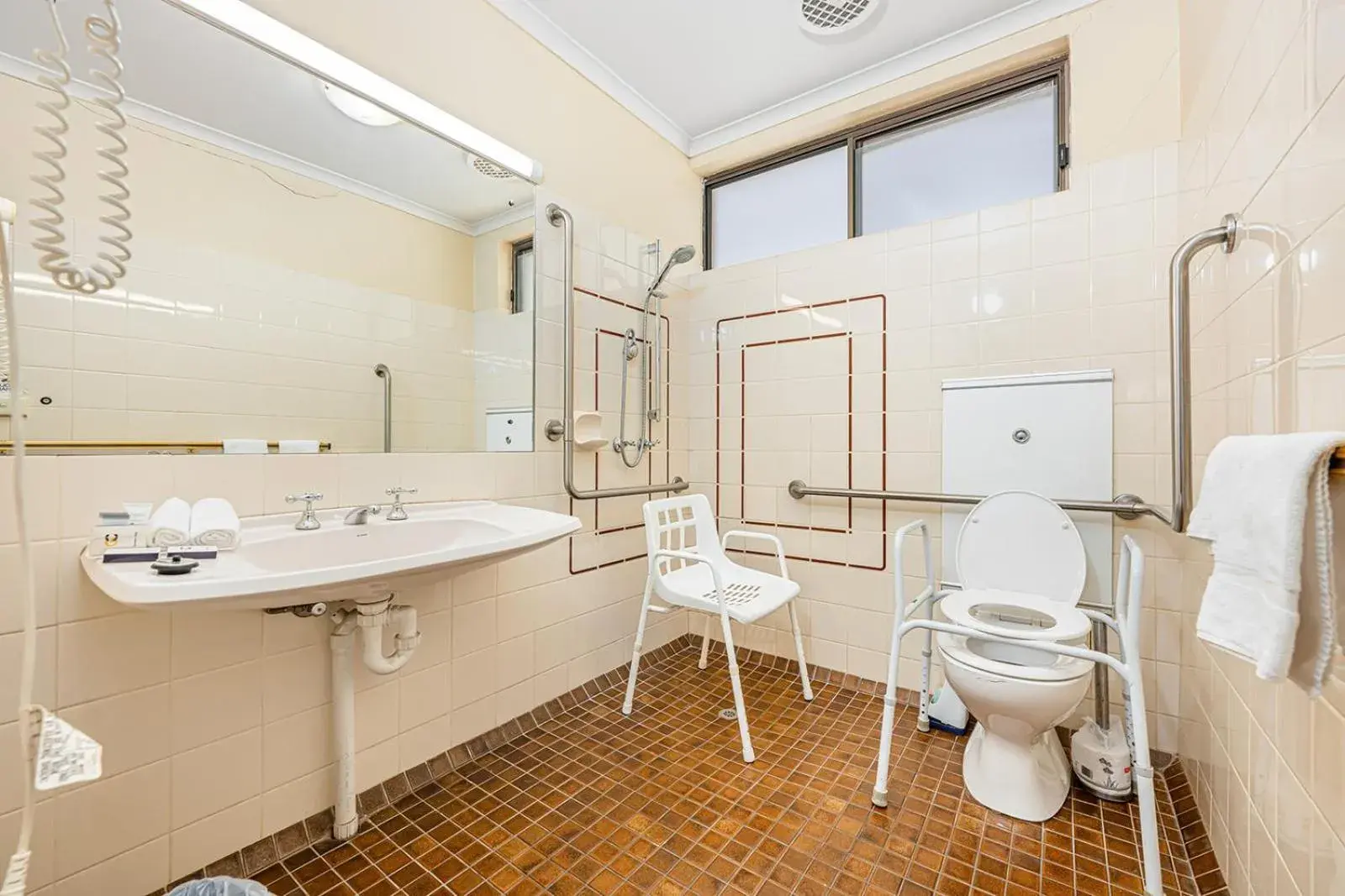 Twin Room Disability Access - No pets allowed in Mildura Motor Inn Twin Room Disability Access - No pets allowed in Mildura Motor Inn