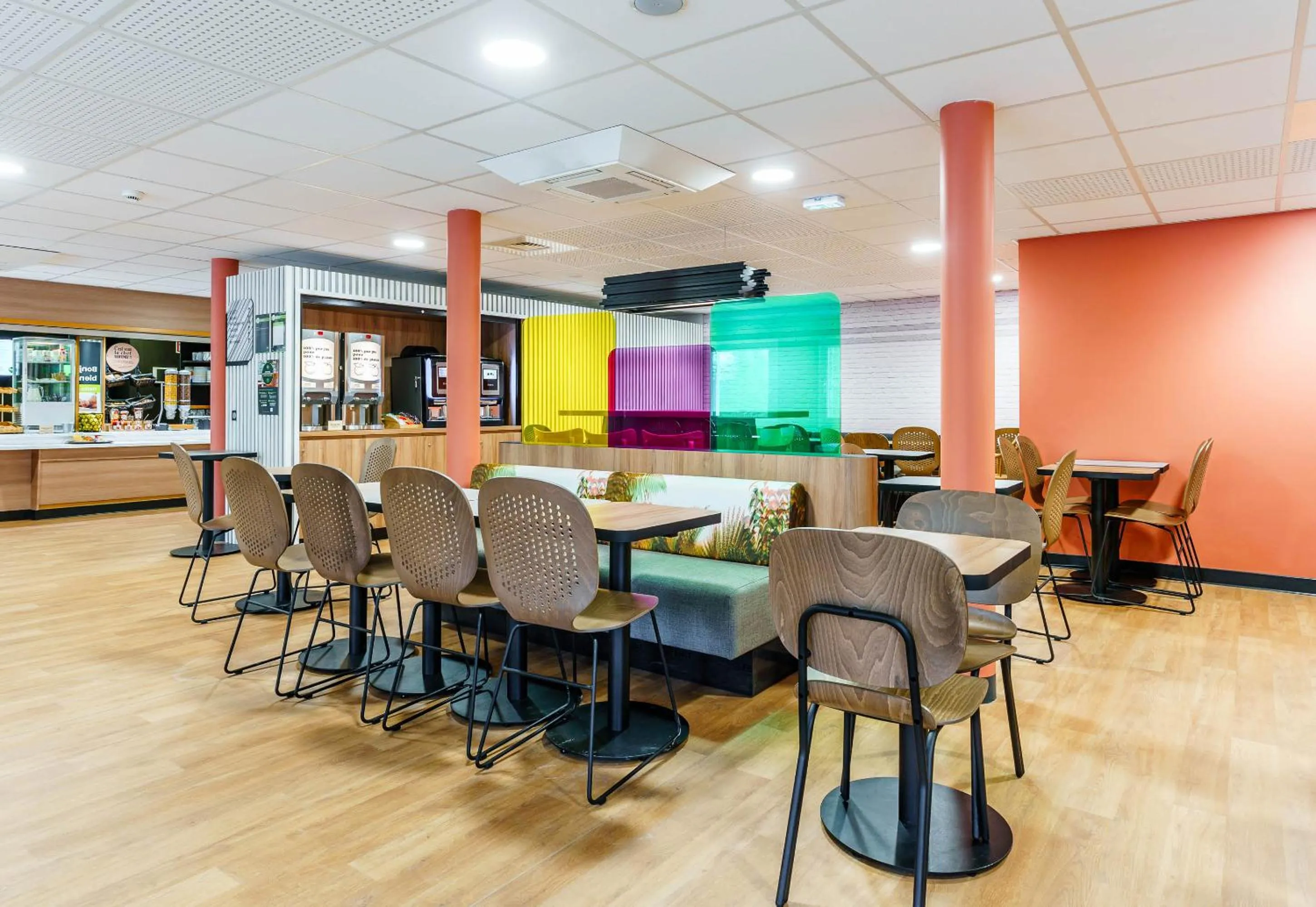 Dining area in B&B HOTEL Amneville-les-Thermes