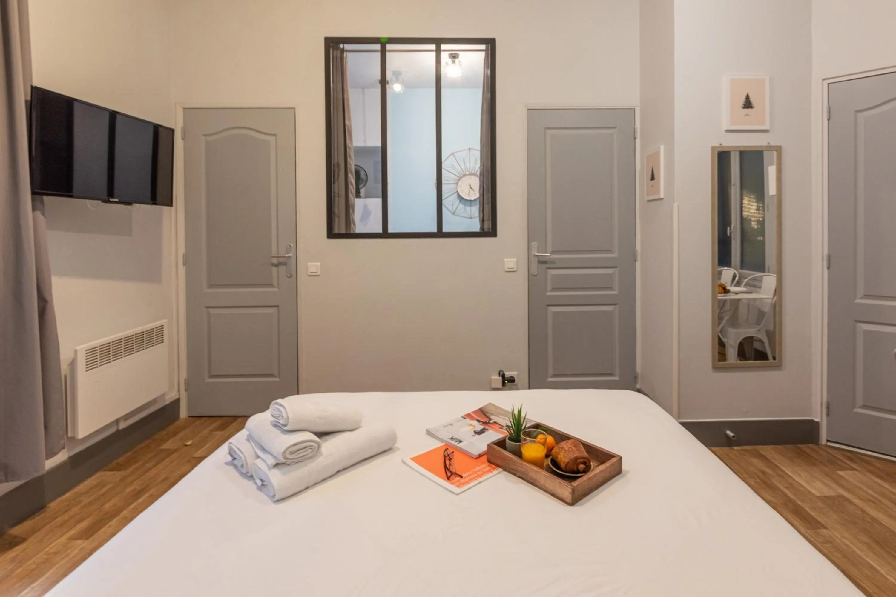 Photo of the whole room, Bed in WS Hôtel de Ville - Musée Pompidou