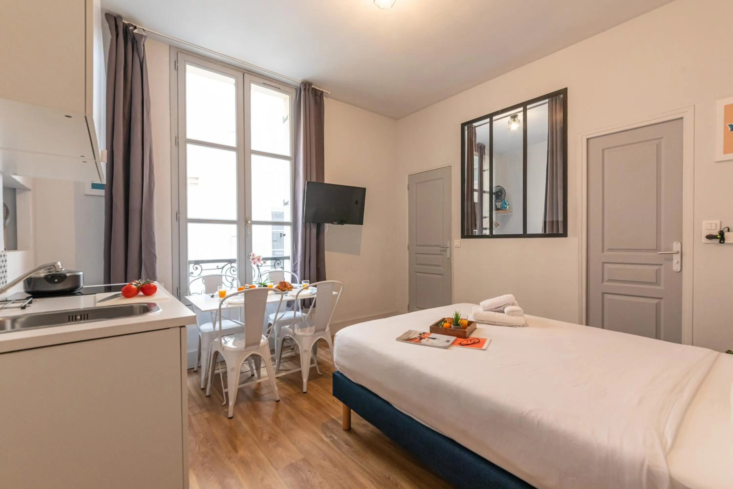 Photo of the whole room, Bed in WS Hôtel de Ville - Musée Pompidou