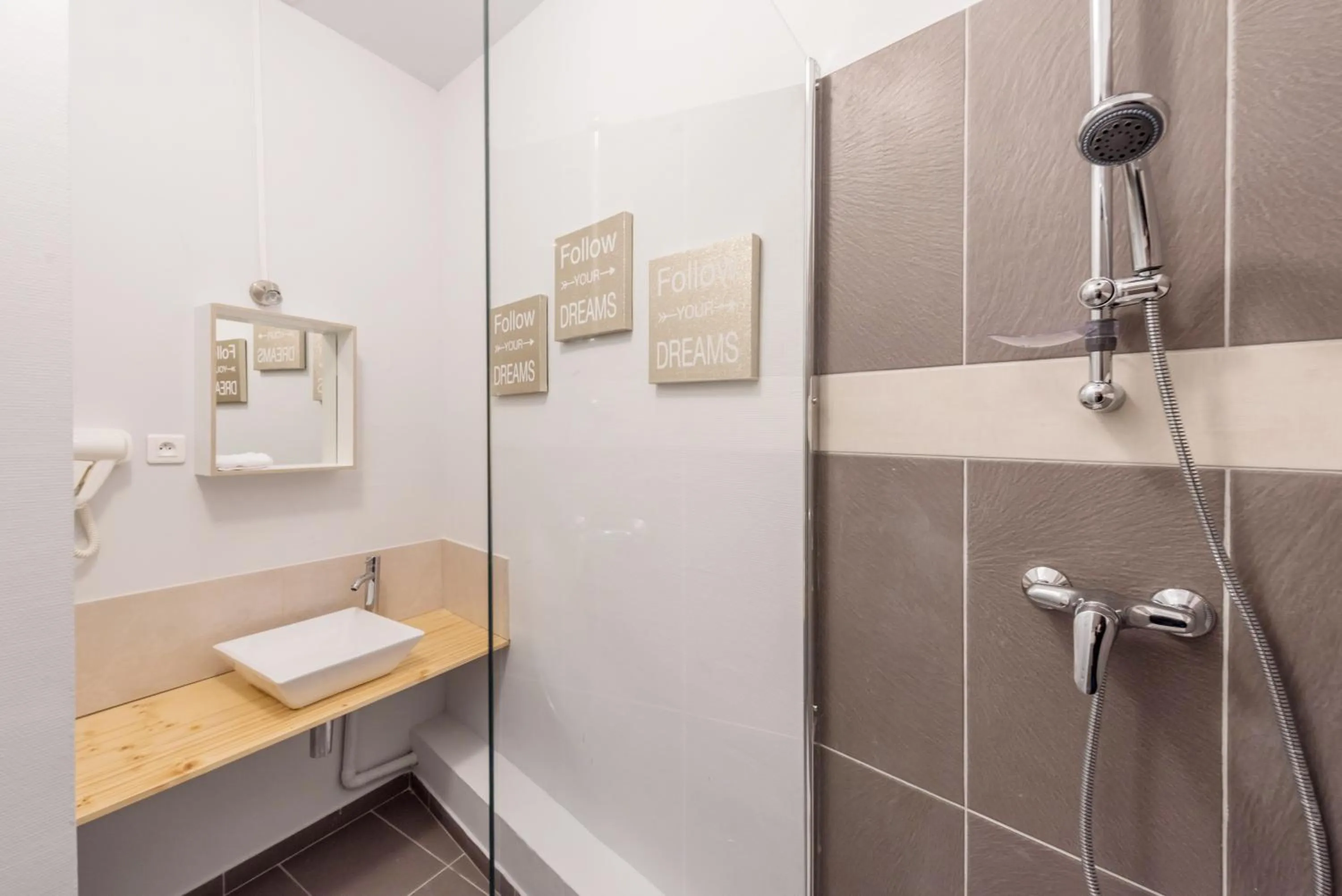 Bathroom in WS Hôtel de Ville - Musée Pompidou