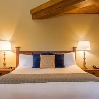 Bedroom, Bed in Wolfeboro Inn