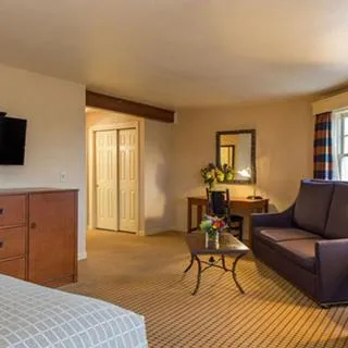 Seating area, Bed in Wolfeboro Inn