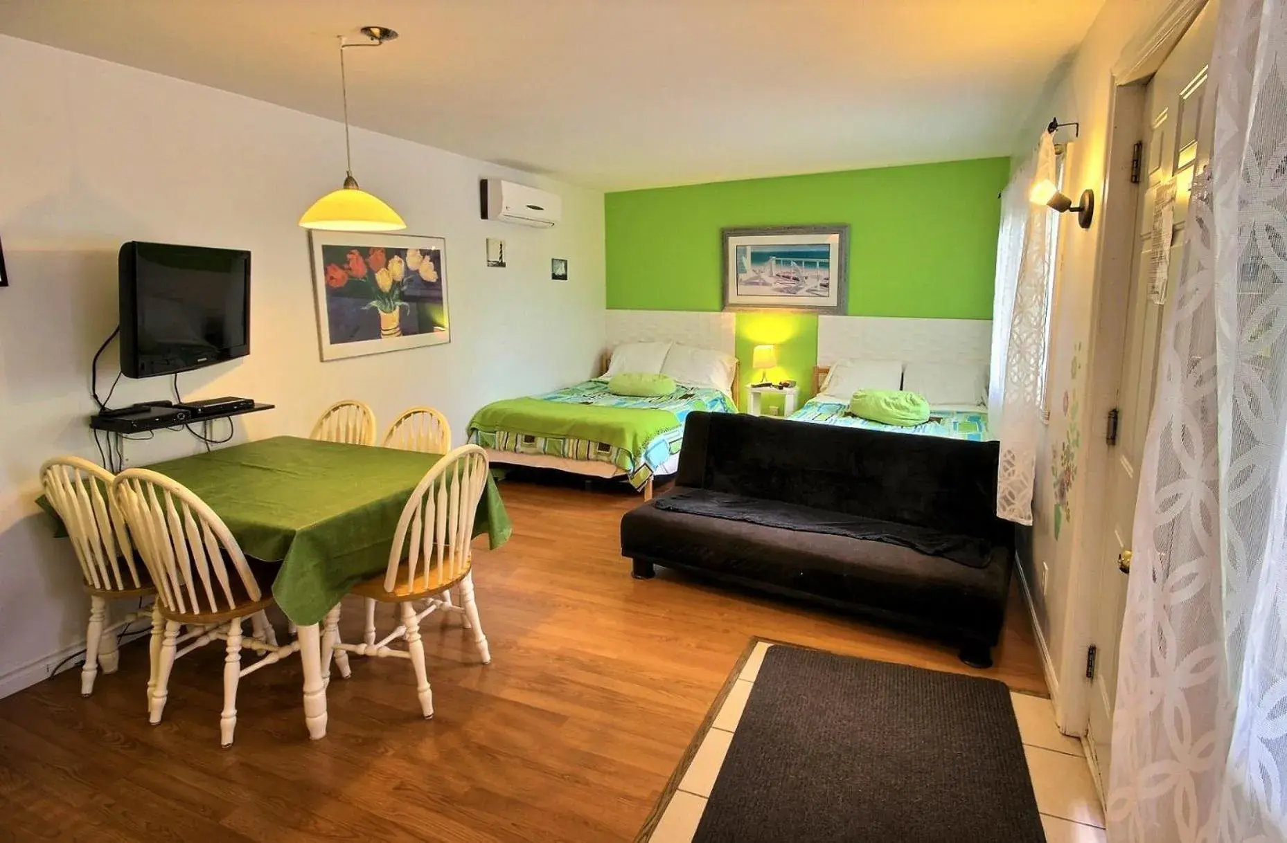 Studio with 2 Doubles Beds and Kitchenette in Motel des Deux Lacs Studio with 2 Doubles Beds and Kitchenette in Motel des Deux Lacs