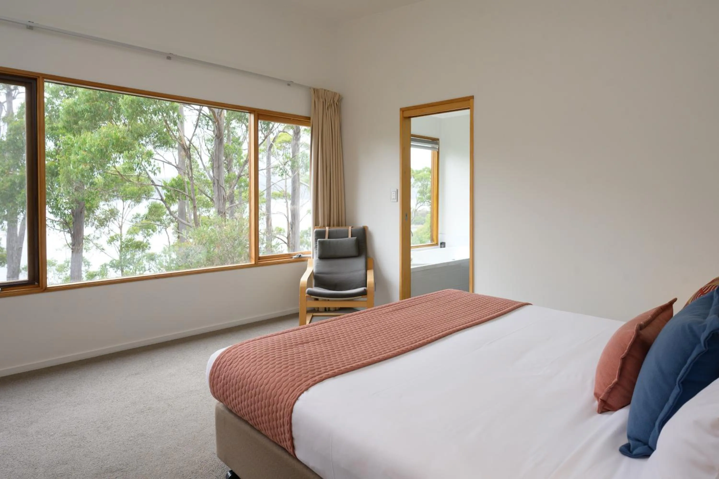 Bedroom, Bed in Stewarts Bay Lodge