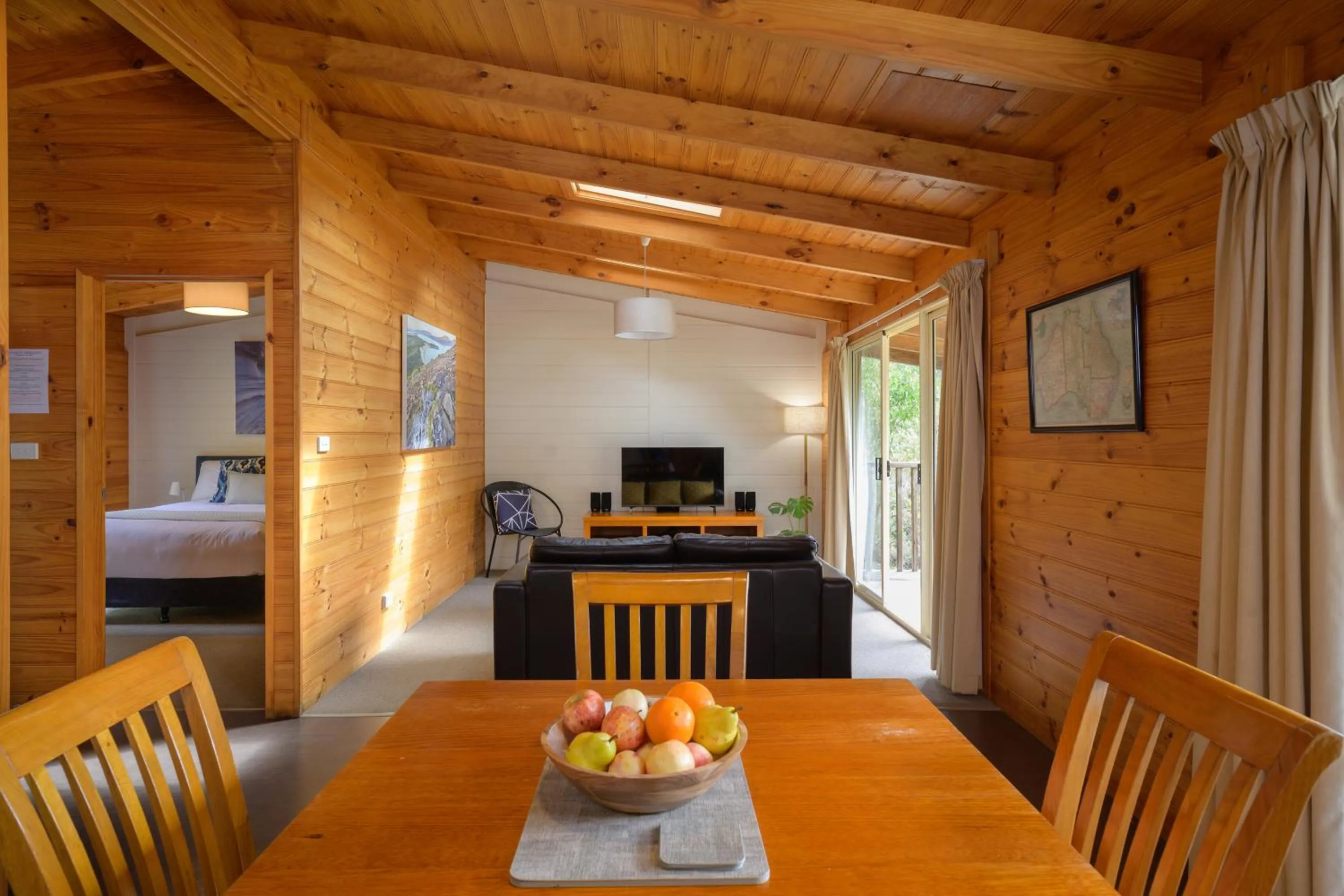 Dining area, Bed in Stewarts Bay Lodge