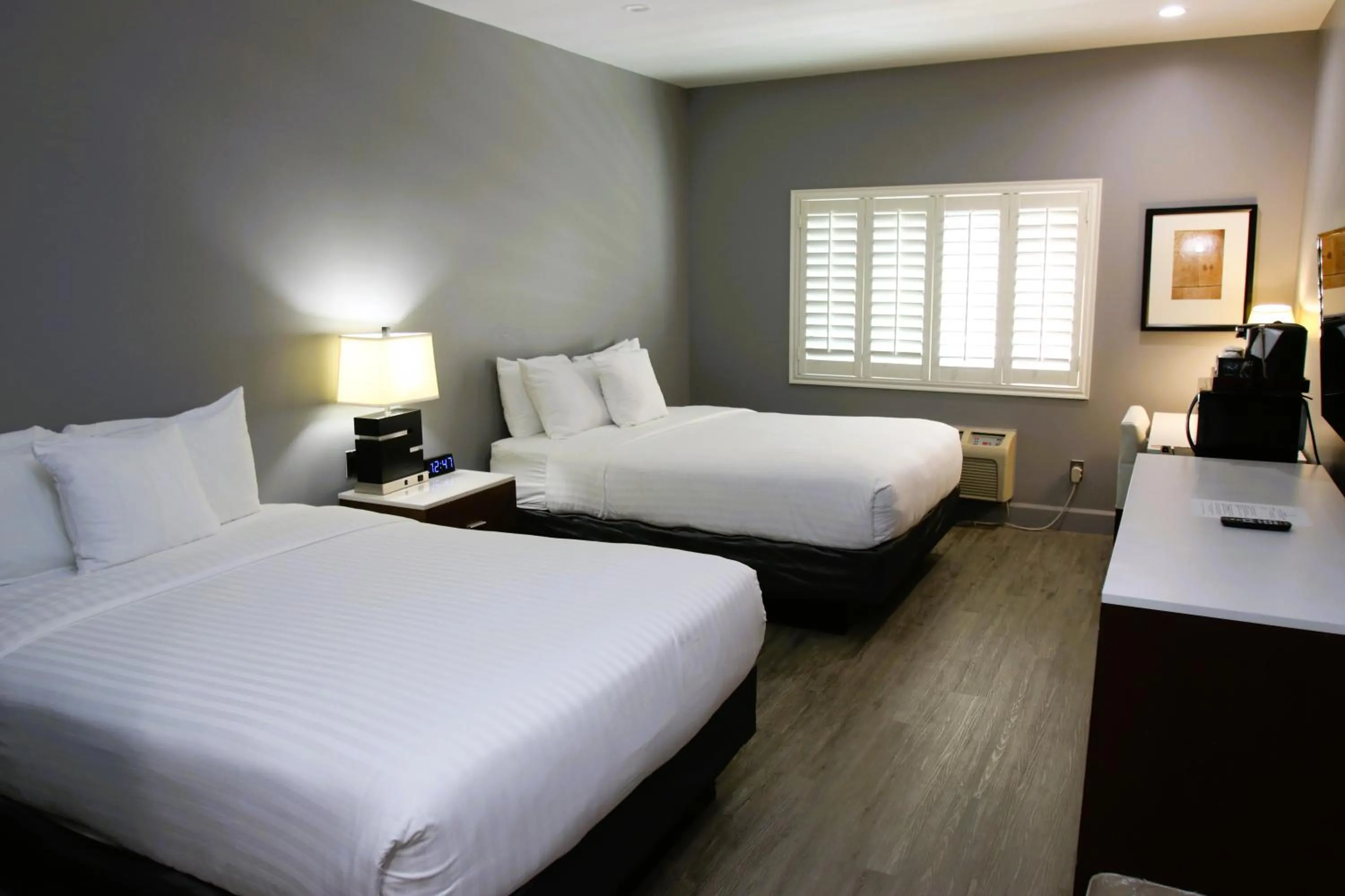 Bed in BLVD Hotel and Studios Universal-Hollywood, an Ascend Collection Hotel