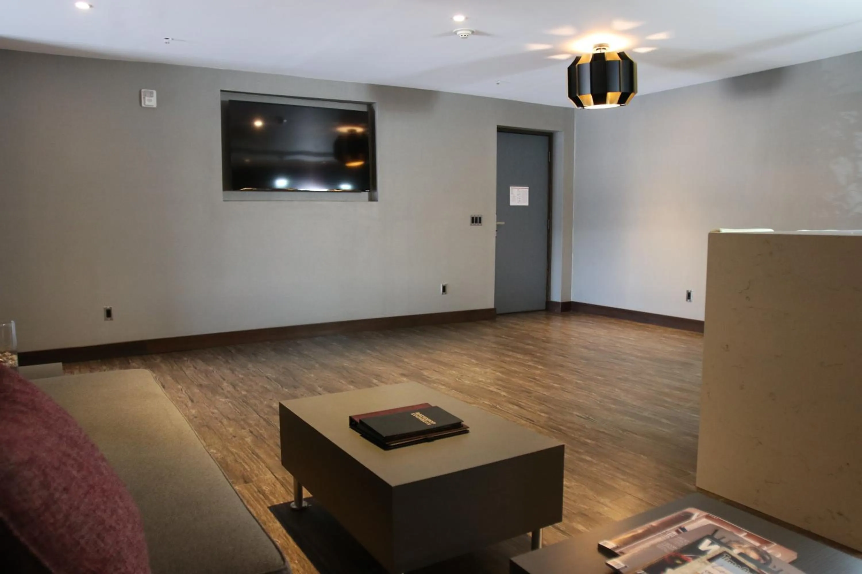 TV and multimedia in BLVD Hotel and Studios Universal-Hollywood, an Ascend Collection Hotel