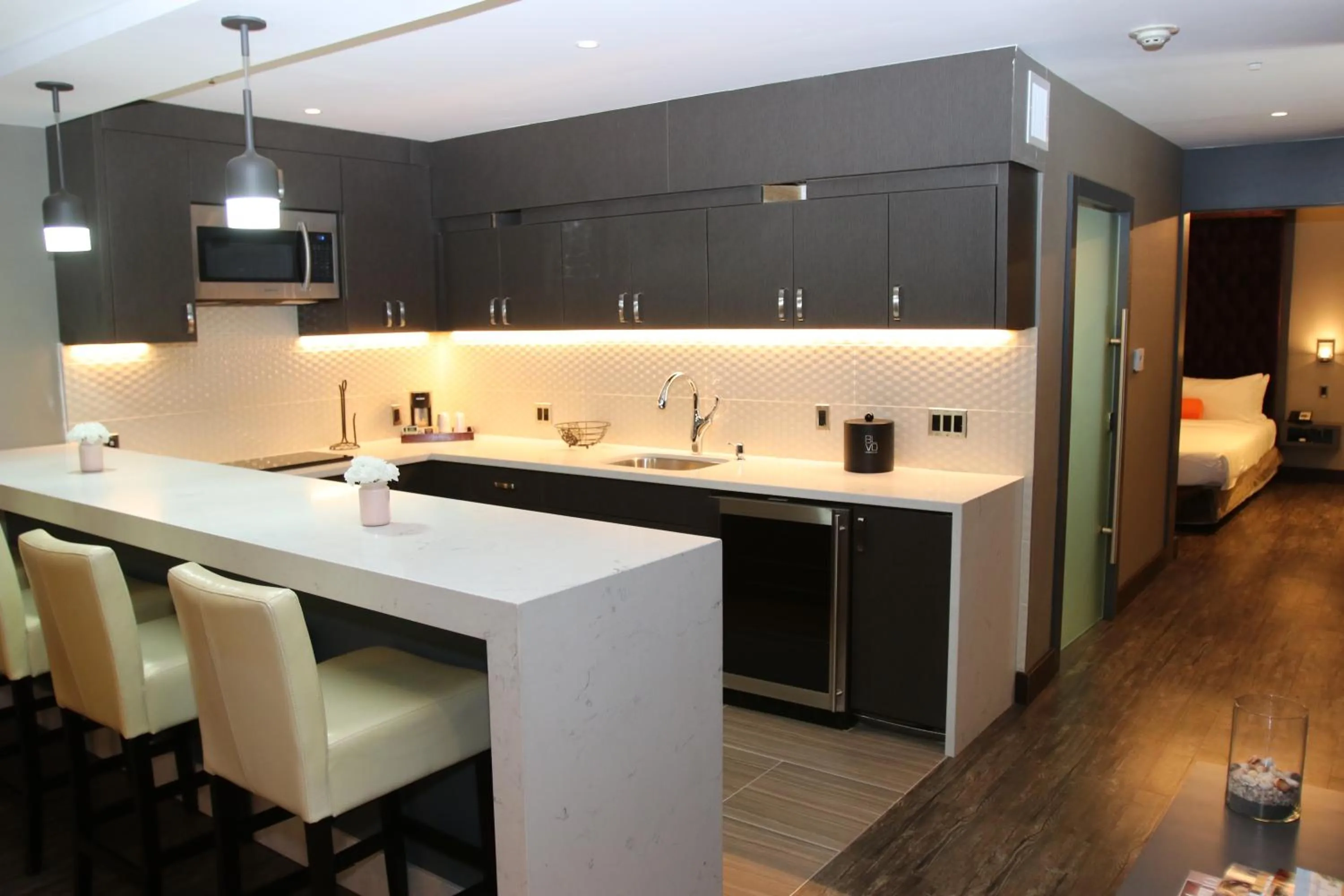 Kitchen or kitchenette in BLVD Hotel and Studios Universal-Hollywood, an Ascend Collection Hotel