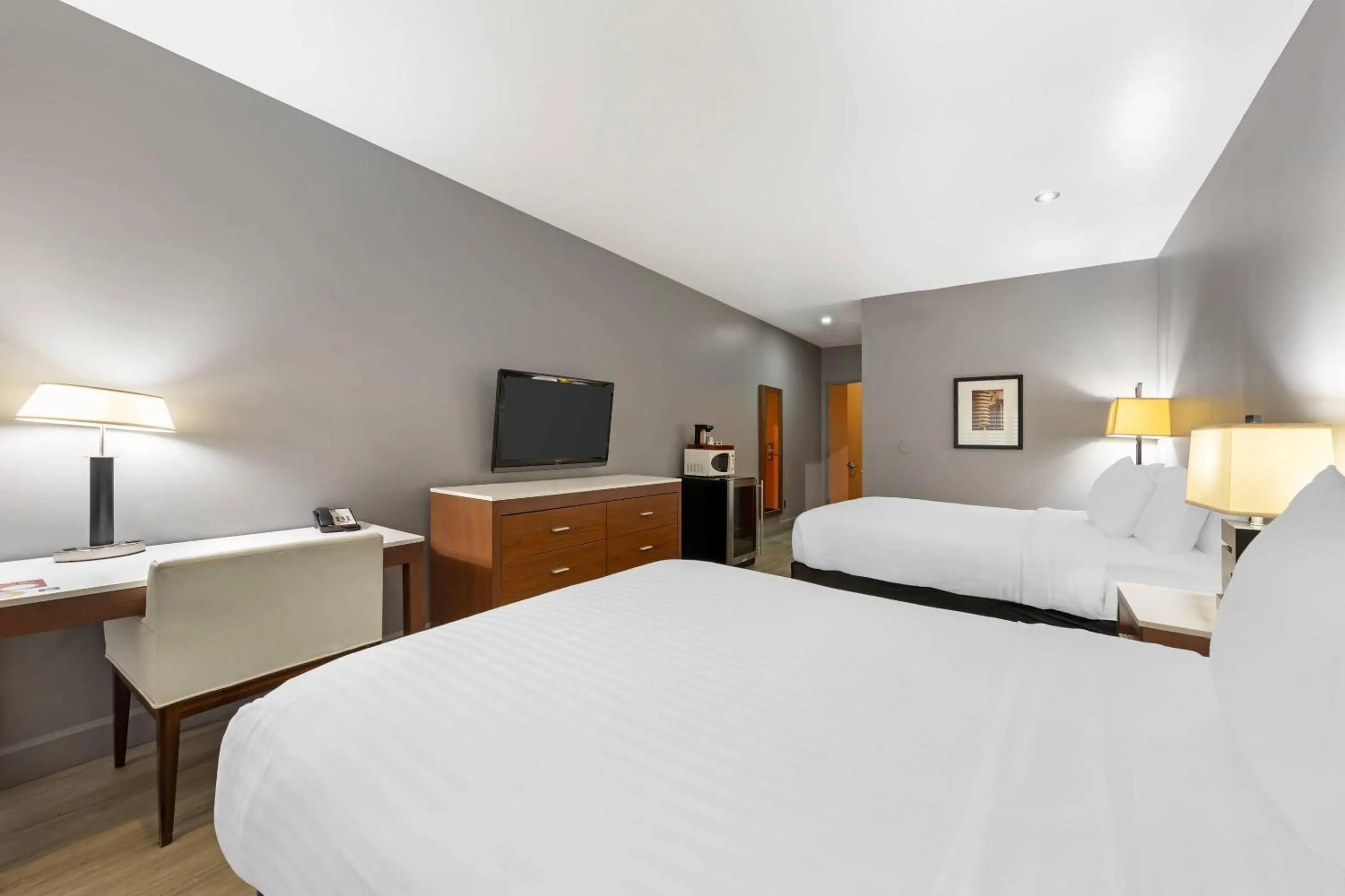 Bedroom in BLVD Hotel and Studios Universal-Hollywood, an Ascend Collection Hotel