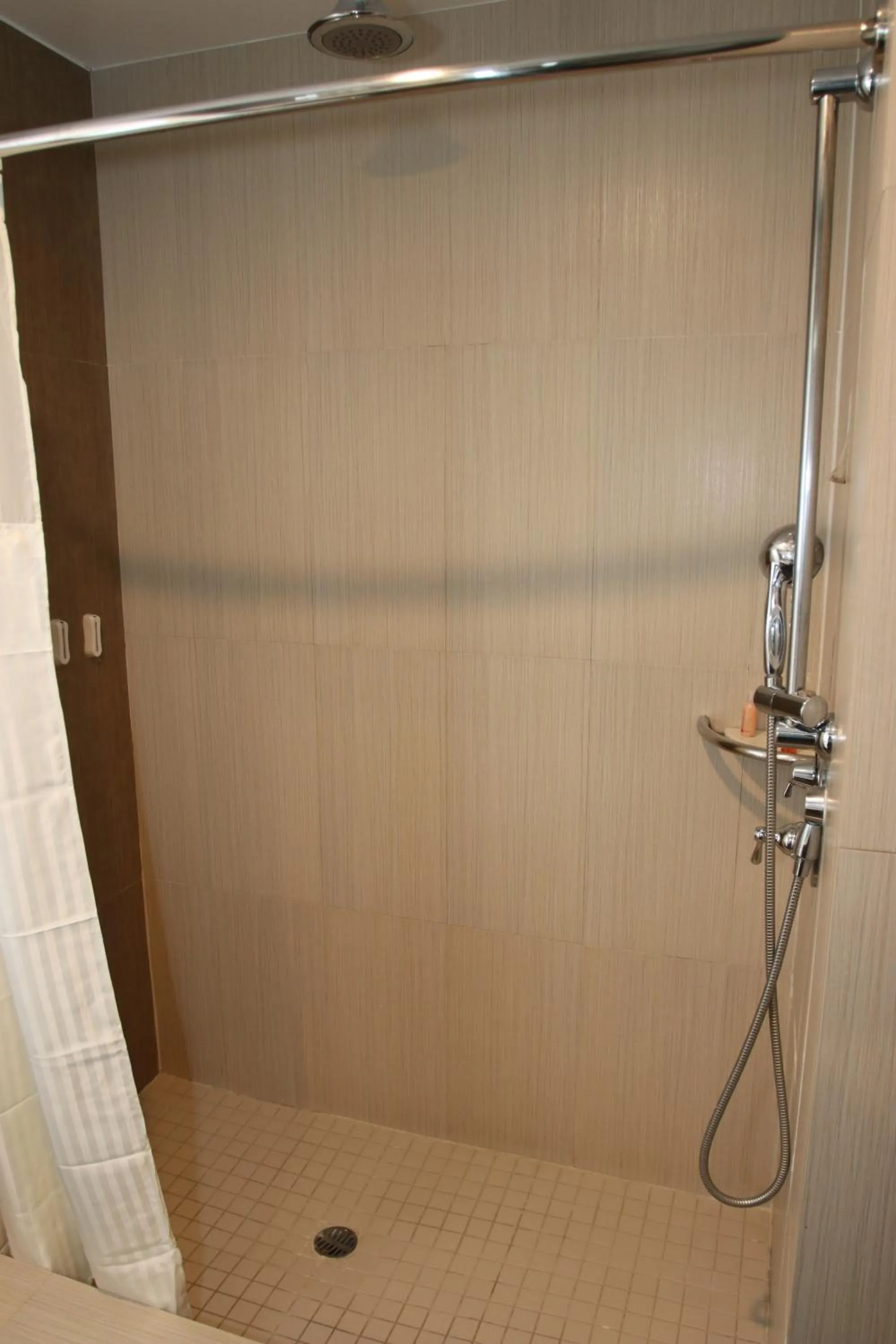 Shower in BLVD Hotel and Studios Universal-Hollywood, an Ascend Collection Hotel
