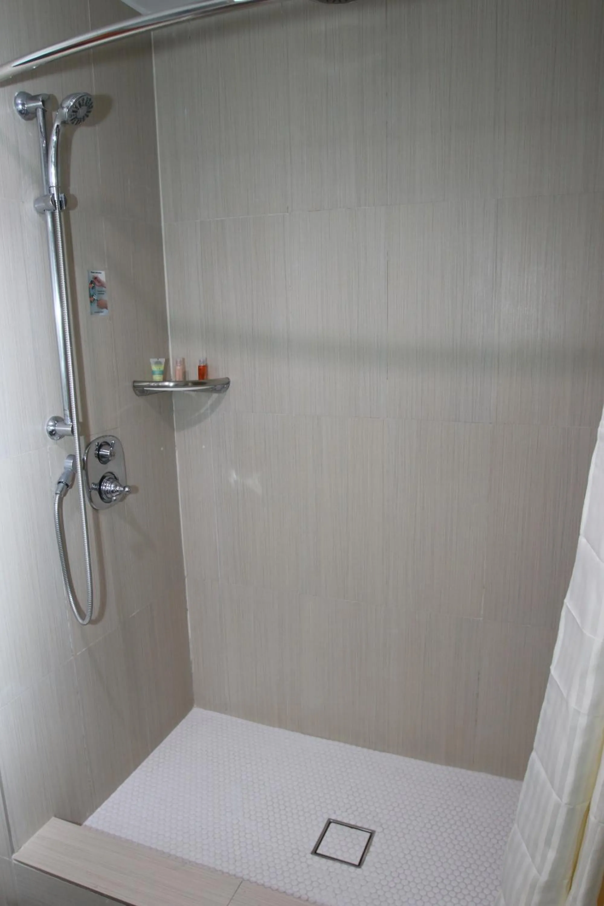Shower in BLVD Hotel and Studios Universal-Hollywood, an Ascend Collection Hotel