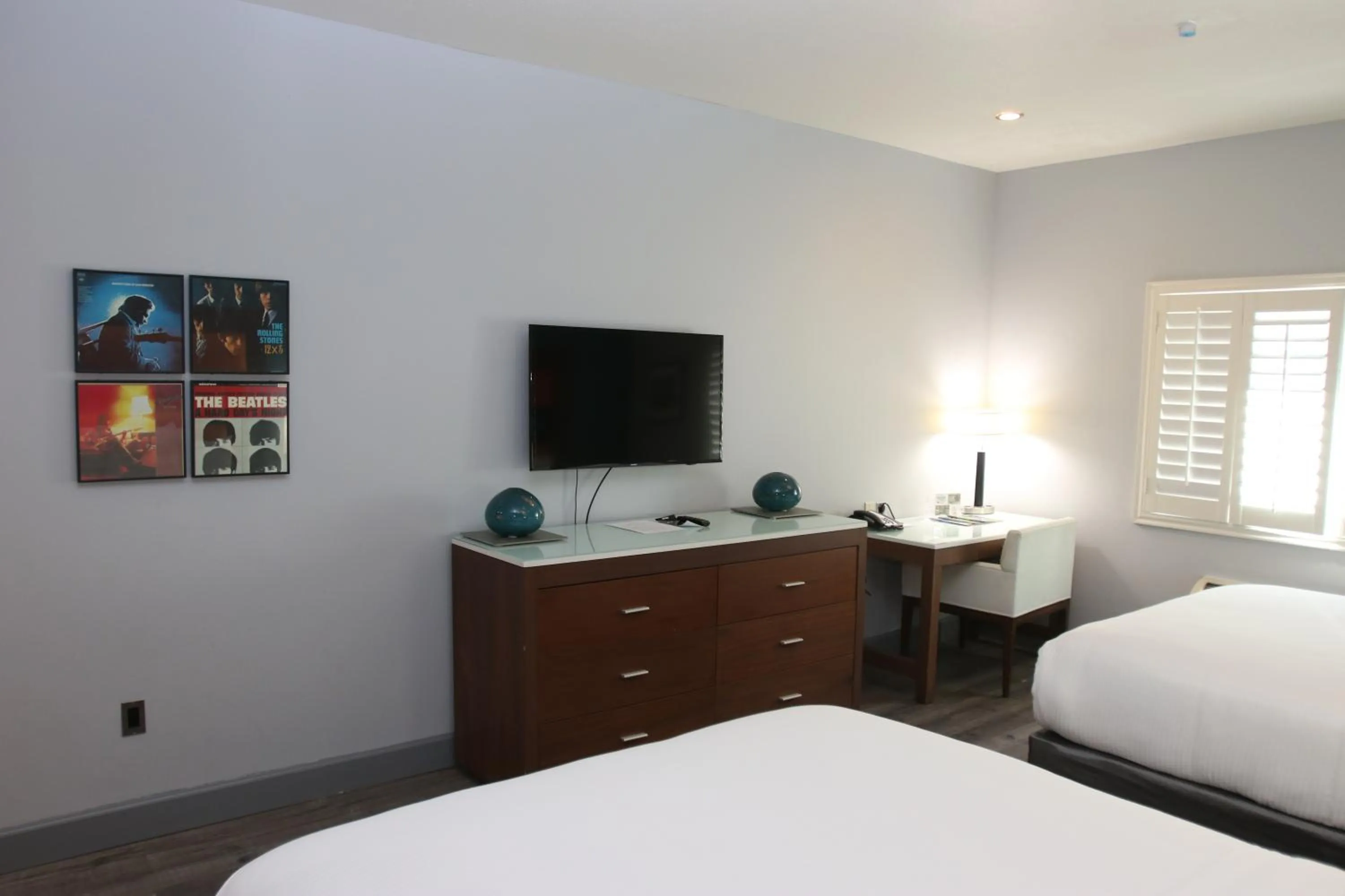TV and multimedia in BLVD Hotel and Studios Universal-Hollywood, an Ascend Collection Hotel