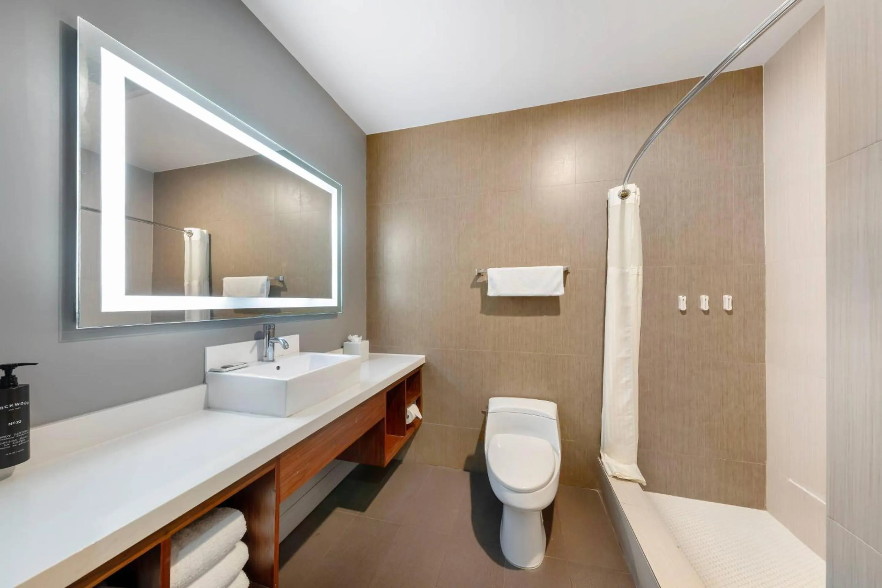 Bedroom in BLVD Hotel and Studios Universal-Hollywood, an Ascend Collection Hotel