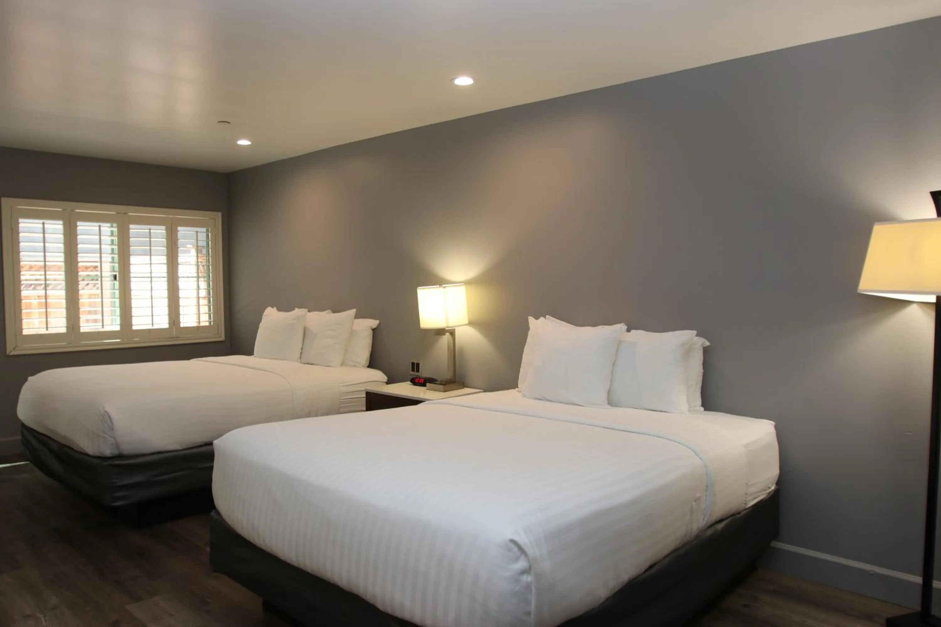 Bed in BLVD Hotel and Studios Universal-Hollywood, an Ascend Collection Hotel