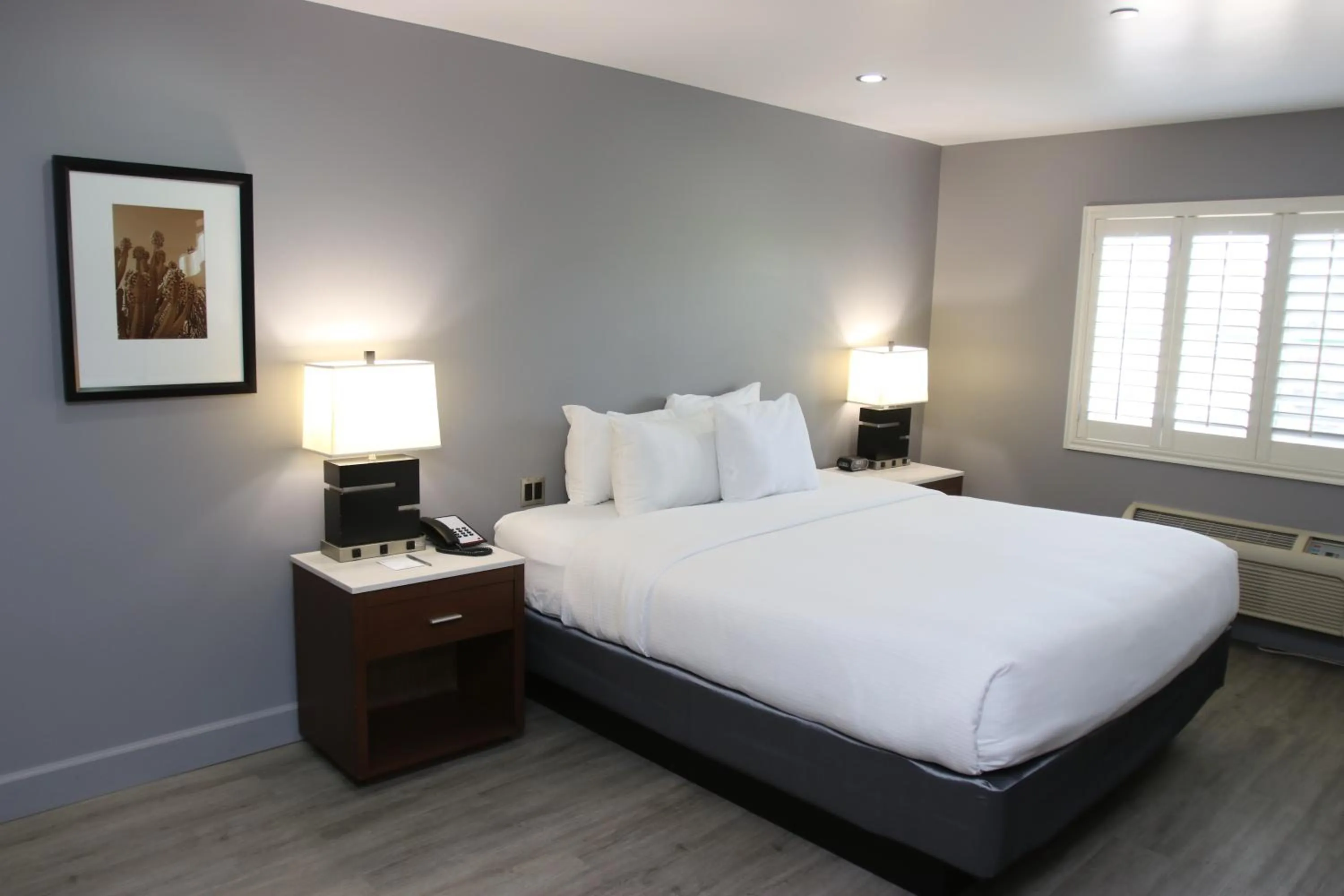 Bed in BLVD Hotel and Studios Universal-Hollywood, an Ascend Collection Hotel