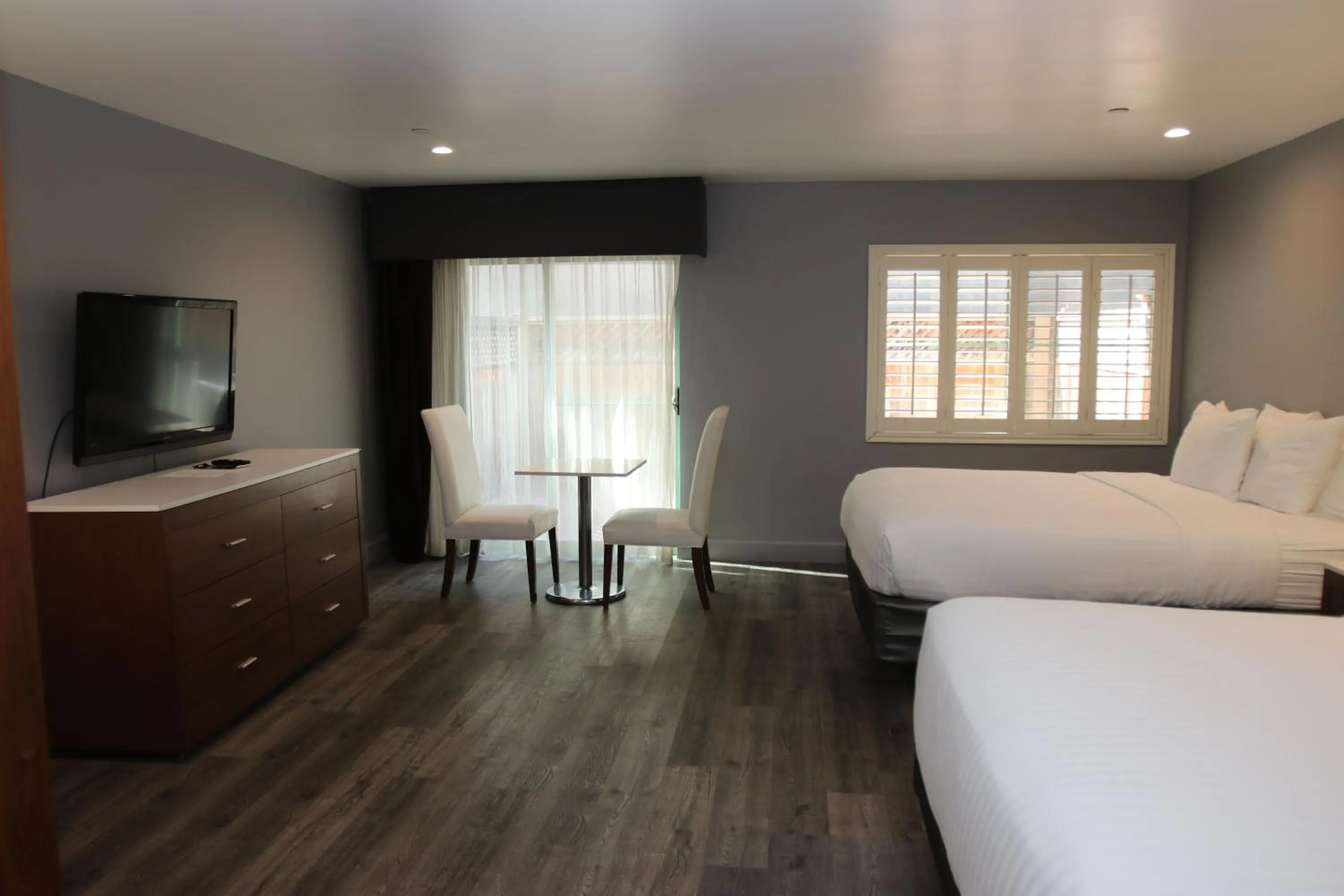 Bed in BLVD Hotel and Studios Universal-Hollywood, an Ascend Collection Hotel