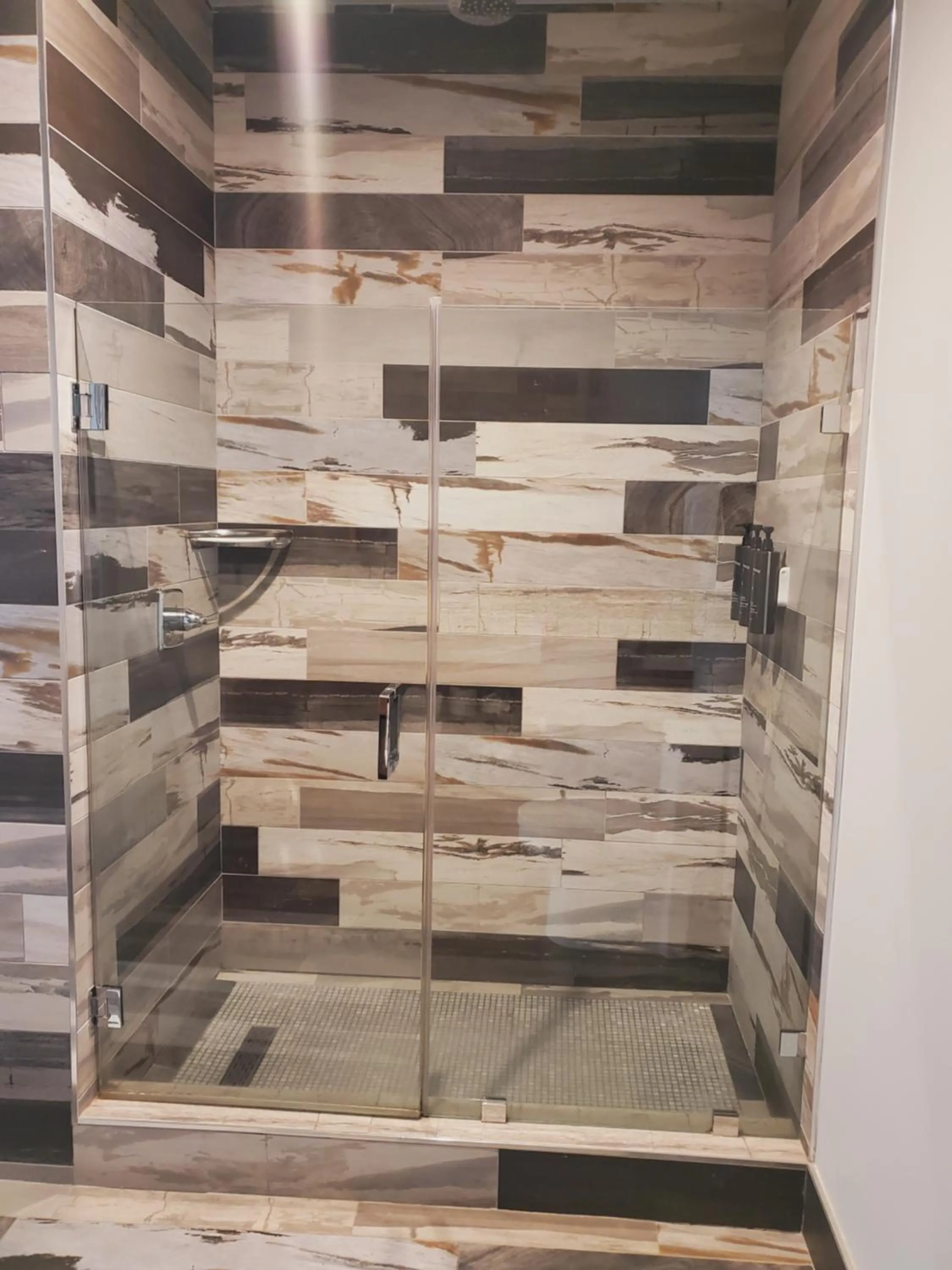 Shower in BLVD Hotel and Studios Universal-Hollywood, an Ascend Collection Hotel