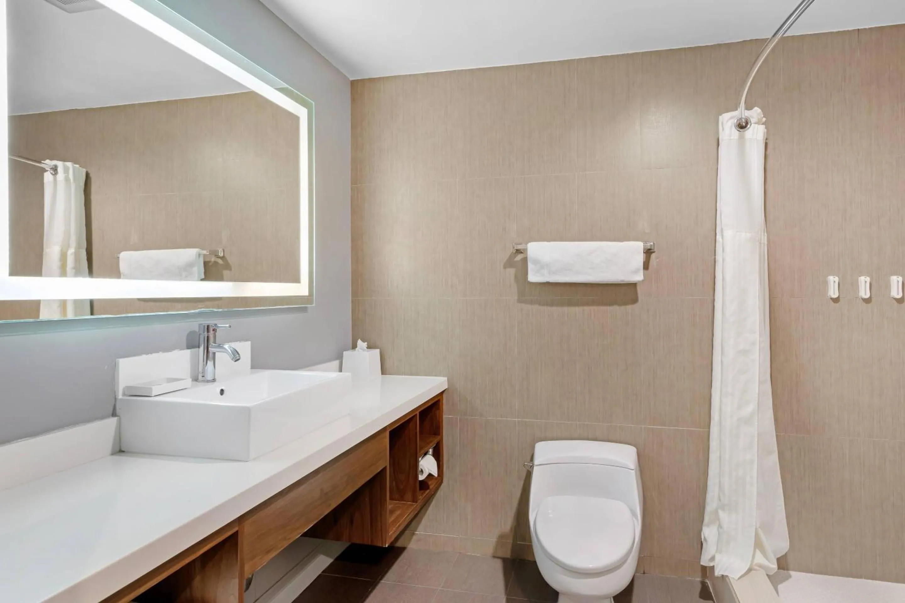 Bedroom in BLVD Hotel and Studios Universal-Hollywood, an Ascend Collection Hotel