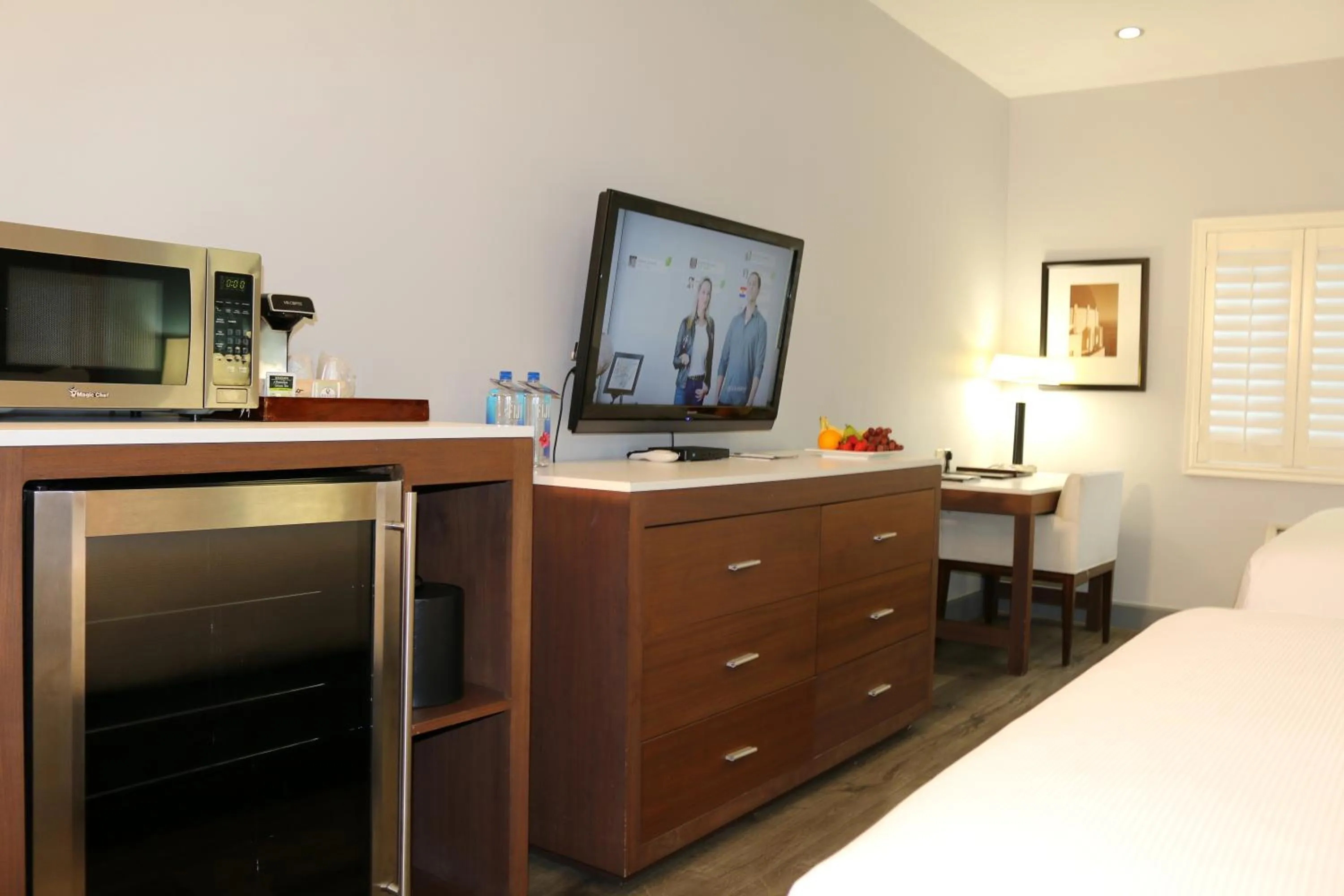TV and multimedia in BLVD Hotel and Studios Universal-Hollywood, an Ascend Collection Hotel