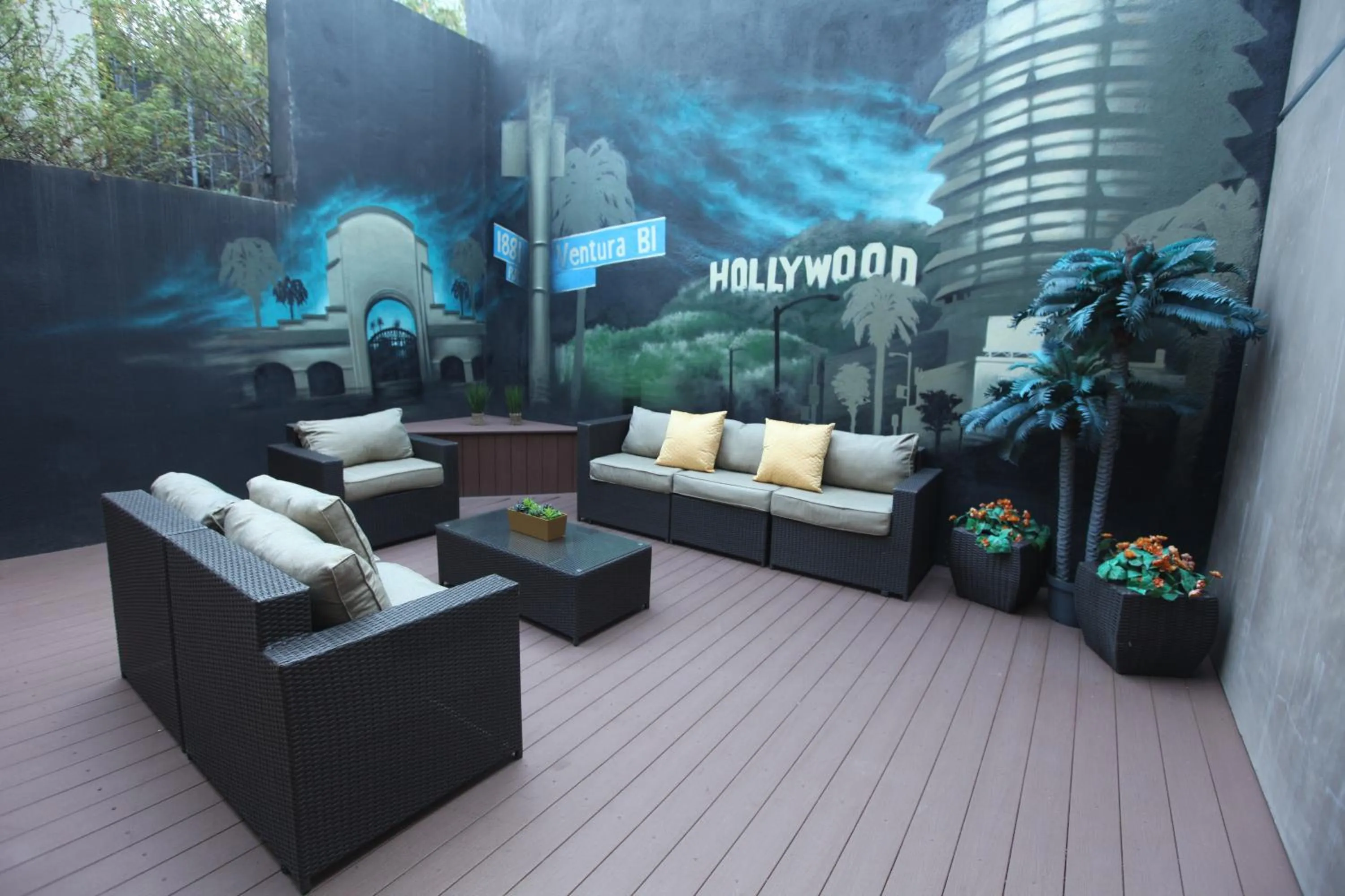 Seating area in BLVD Hotel and Studios Universal-Hollywood, an Ascend Collection Hotel