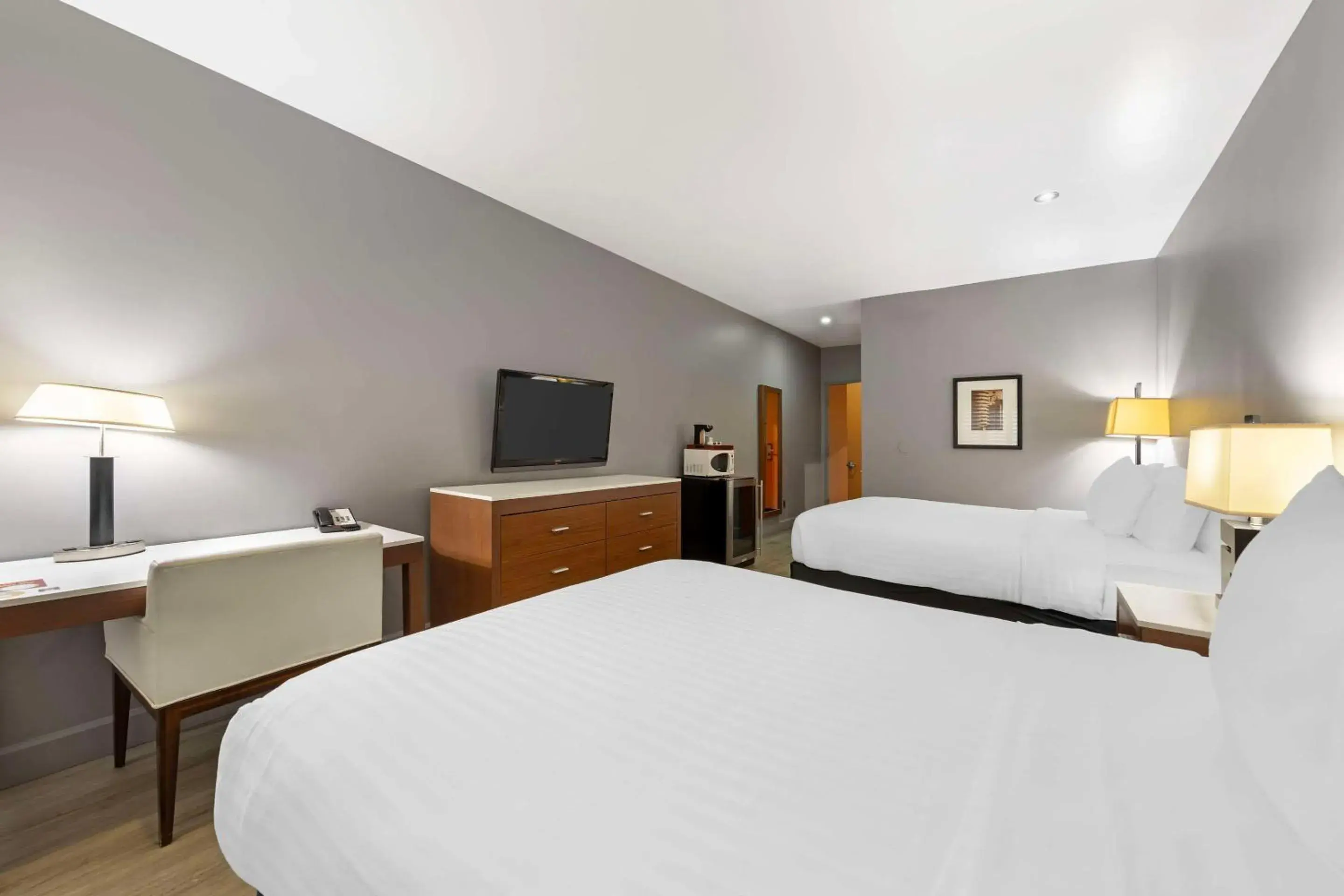 Bedroom, Bed in BLVD Hotel and Studios Universal-Hollywood, an Ascend Collection Hotel Bedroom, Bed in BLVD Hotel and Studios Universal-Hollywood, an Ascend Collection Hotel