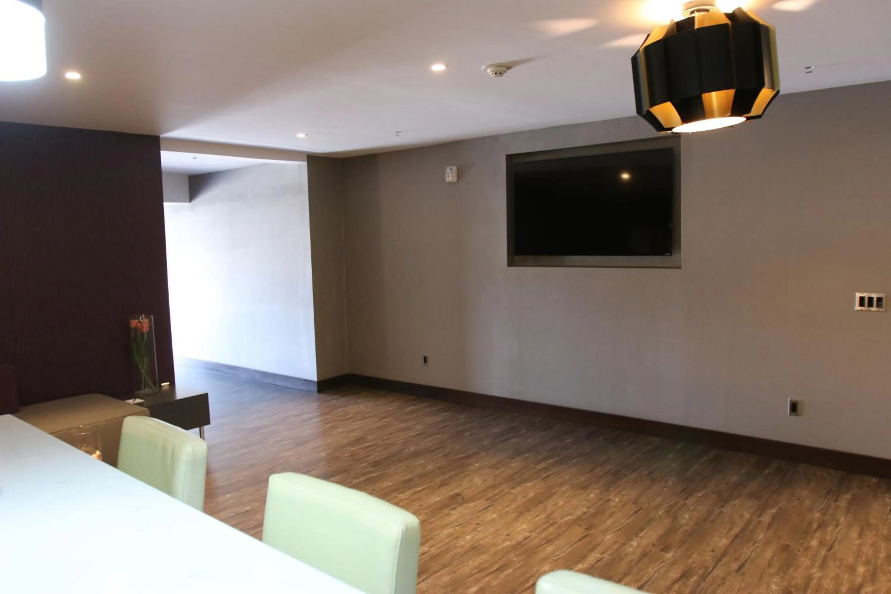 Living room in BLVD Hotel and Studios Universal-Hollywood, an Ascend Collection Hotel