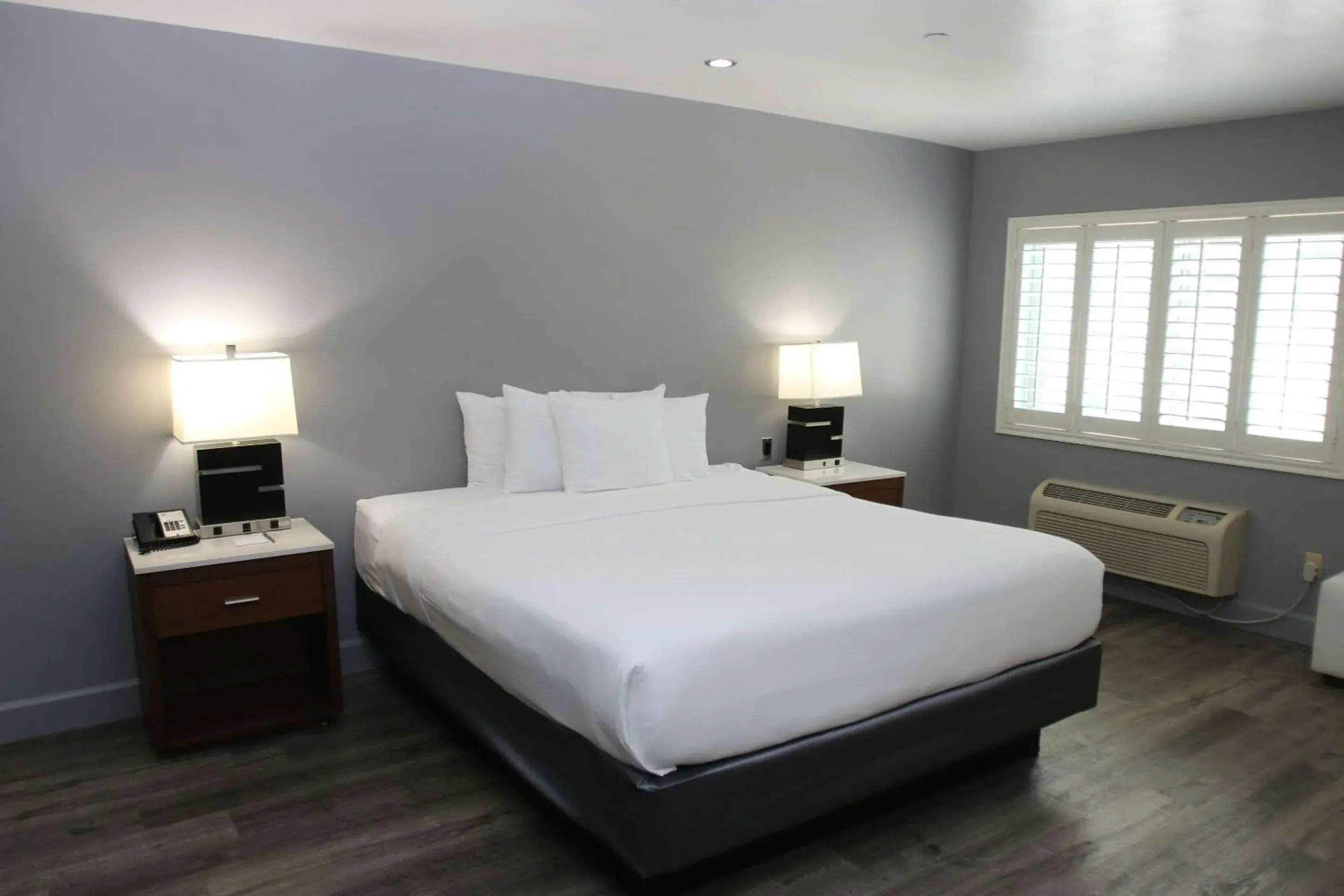 Bedroom, Bed in BLVD Hotel and Studios Universal-Hollywood, an Ascend Collection Hotel Bedroom, Bed in BLVD Hotel and Studios Universal-Hollywood, an Ascend Collection Hotel