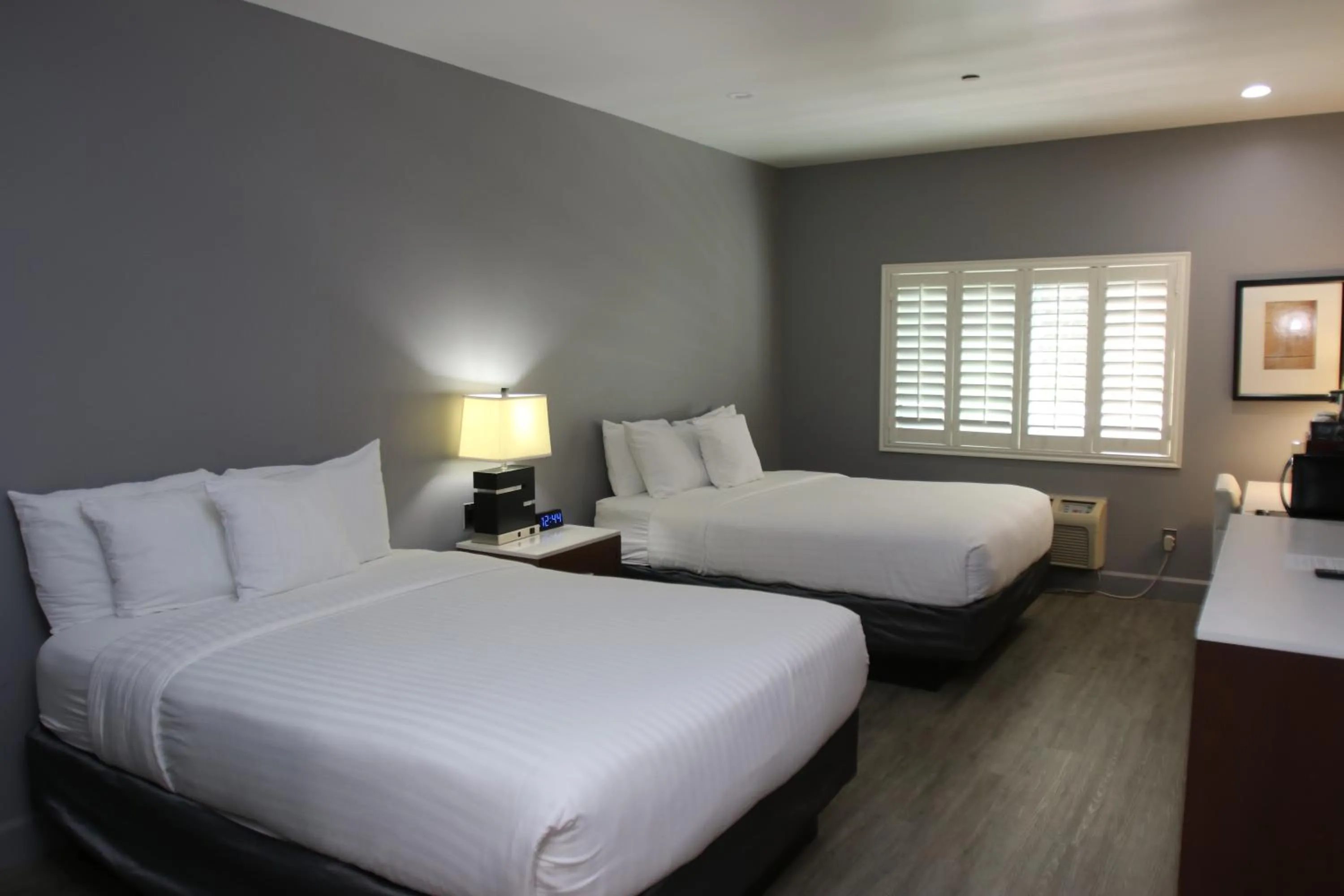 Bed in BLVD Hotel and Studios Universal-Hollywood, an Ascend Collection Hotel