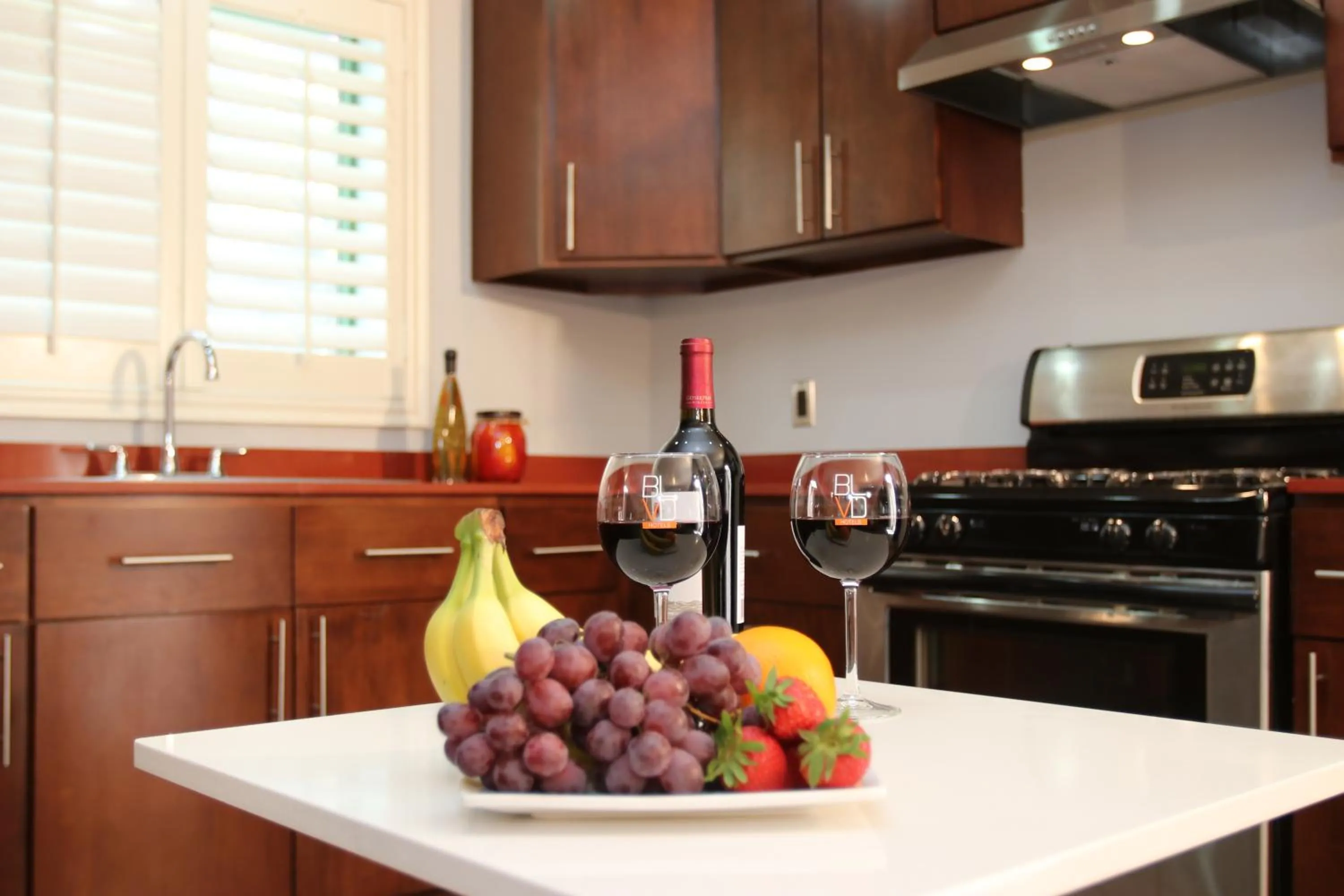 Kitchen or kitchenette in BLVD Hotel and Studios Universal-Hollywood, an Ascend Collection Hotel