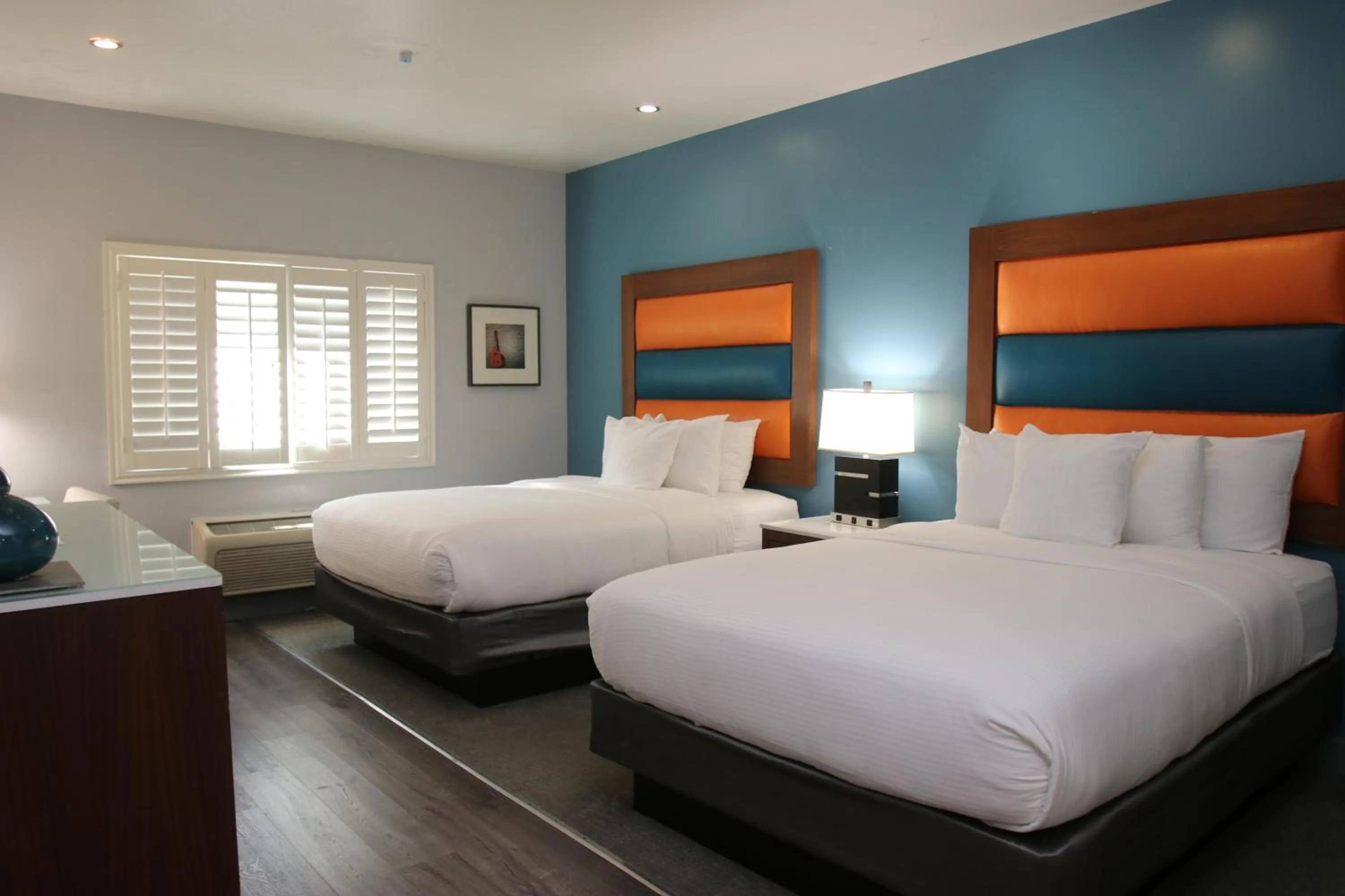 Bed in BLVD Hotel and Studios Universal-Hollywood, an Ascend Collection Hotel