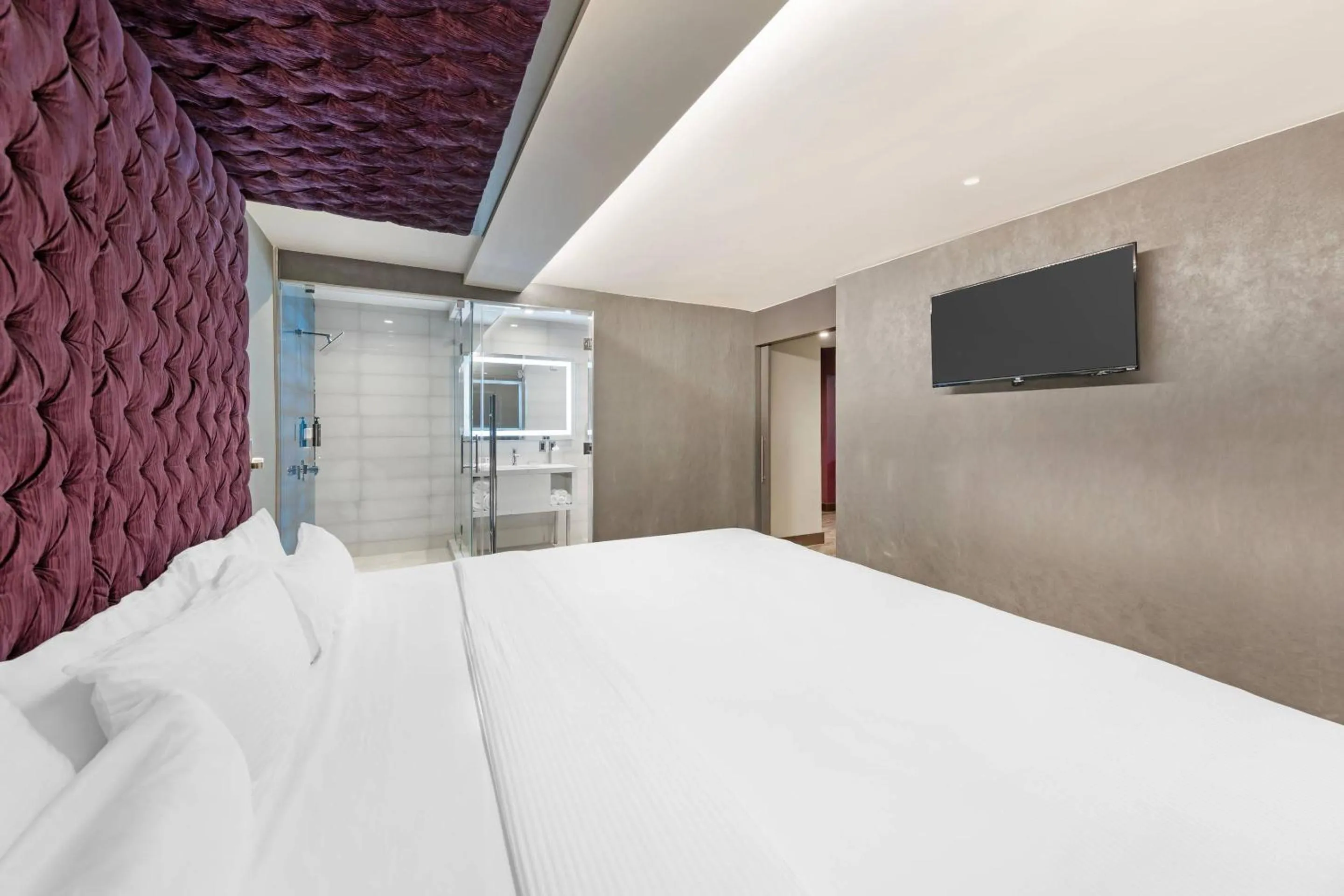 Bedroom in BLVD Hotel and Studios Universal-Hollywood, an Ascend Collection Hotel