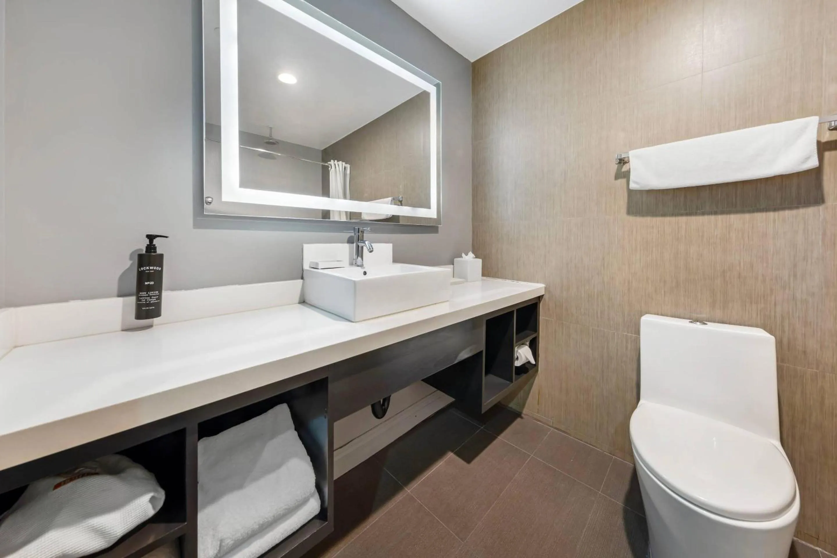 Bedroom in BLVD Hotel and Studios Universal-Hollywood, an Ascend Collection Hotel