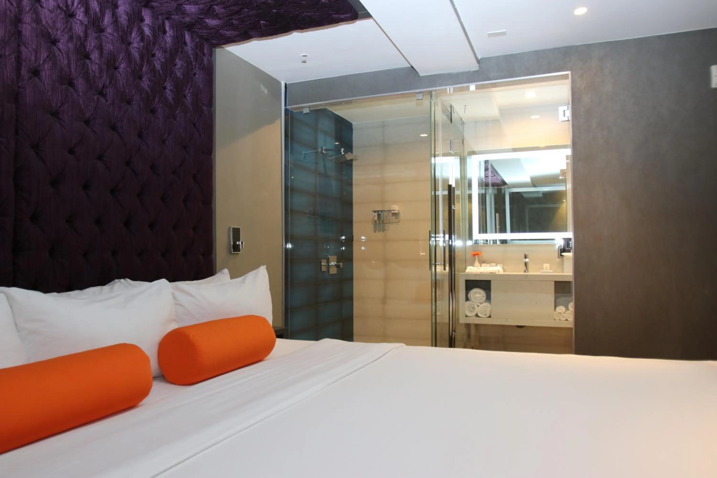 Bedroom in BLVD Hotel and Studios Universal-Hollywood, an Ascend Collection Hotel