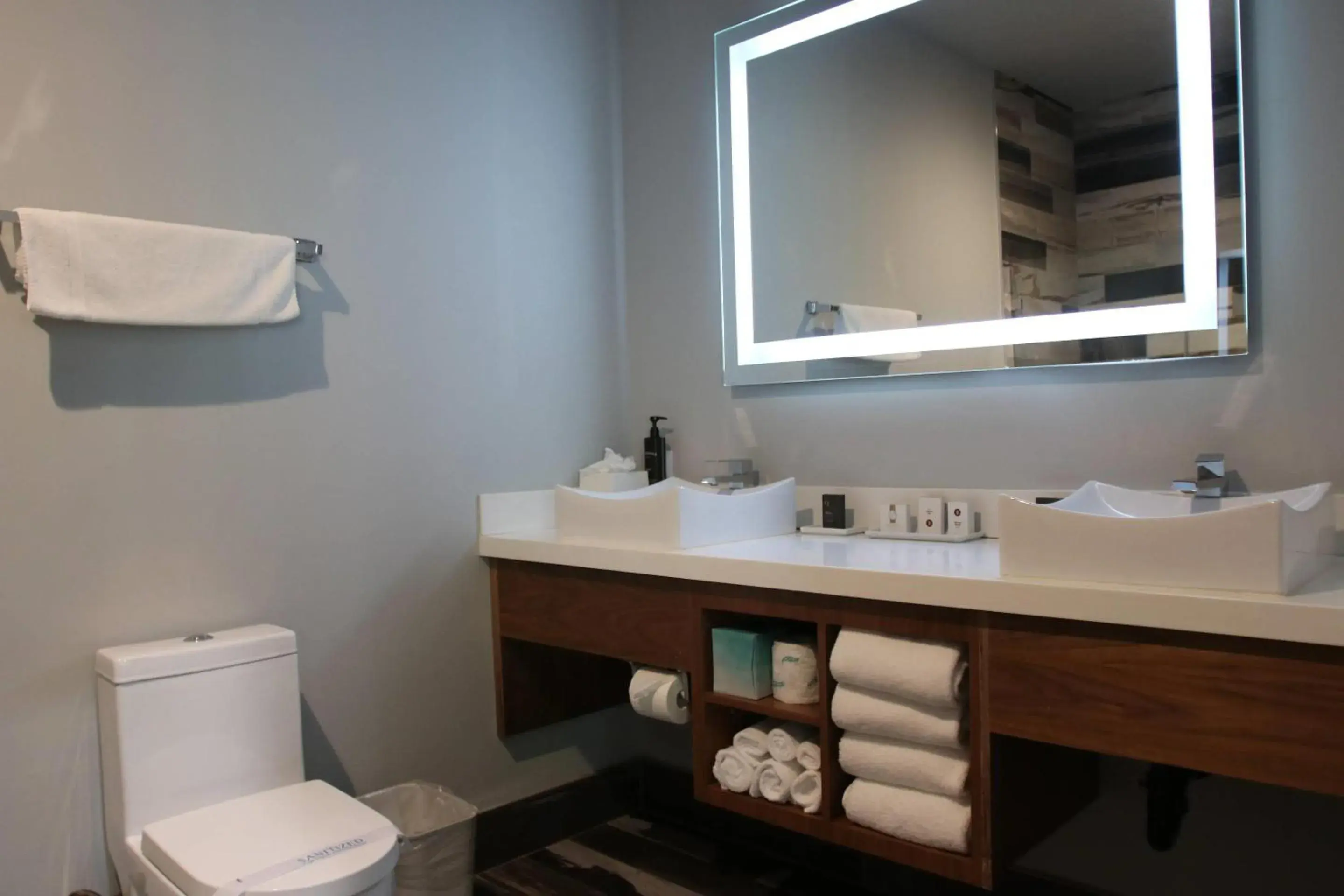 Bedroom in BLVD Hotel and Studios Universal-Hollywood, an Ascend Collection Hotel Bedroom in BLVD Hotel and Studios Universal-Hollywood, an Ascend Collection Hotel