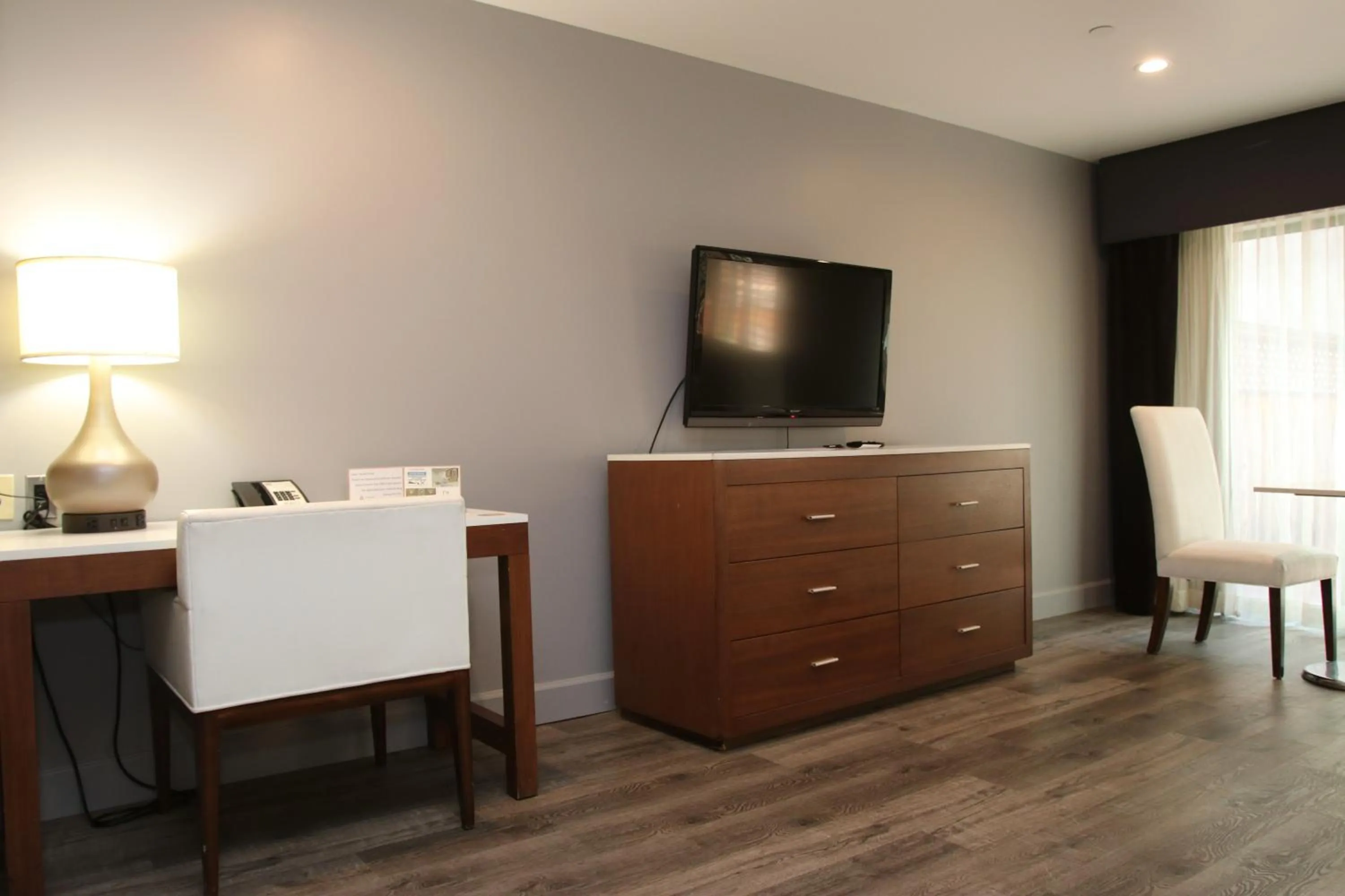 TV and multimedia in BLVD Hotel and Studios Universal-Hollywood, an Ascend Collection Hotel