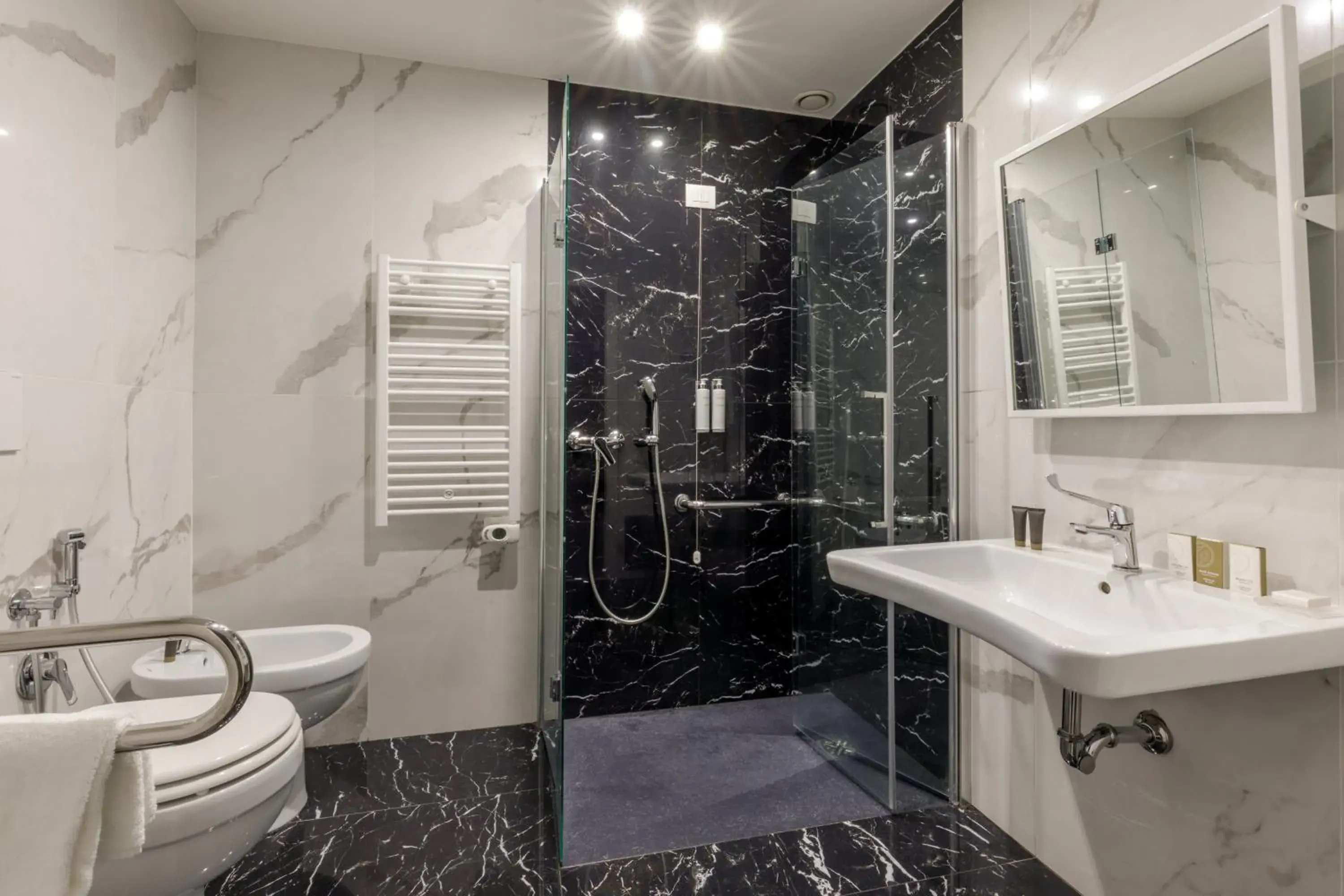 Shower in Hotel Regno Shower in Hotel Regno