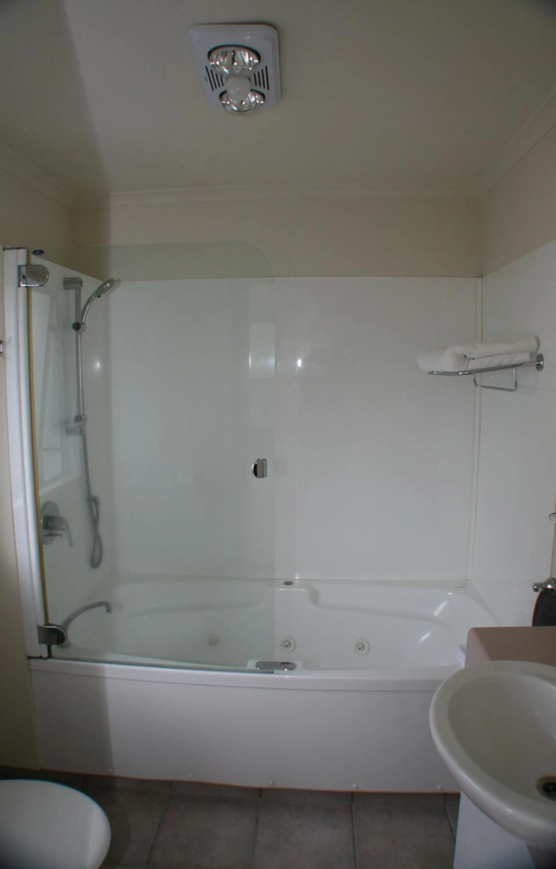 Shower in Lakeside Taupo Motel