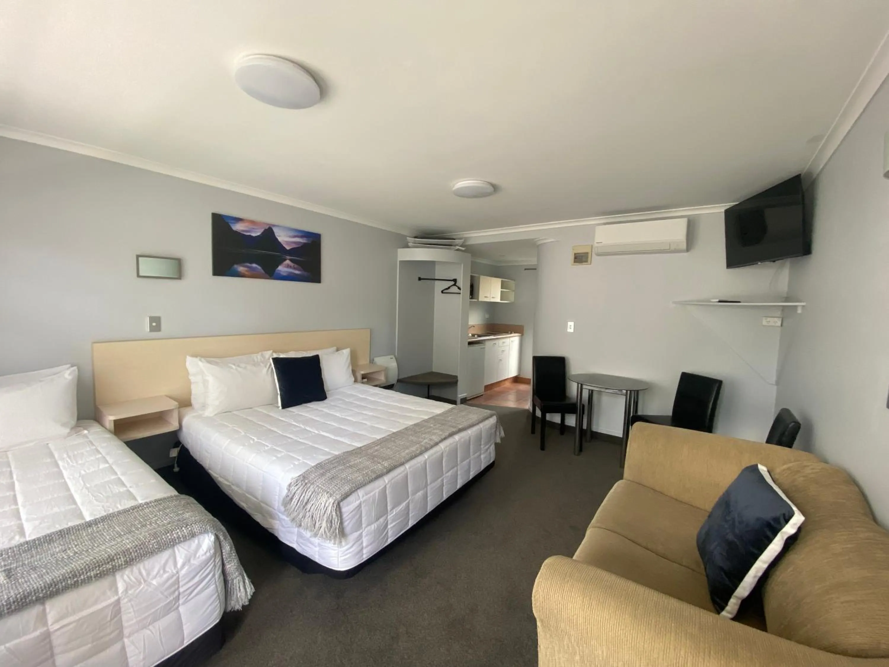 Property building, Bed in Lakeside Taupo Motel