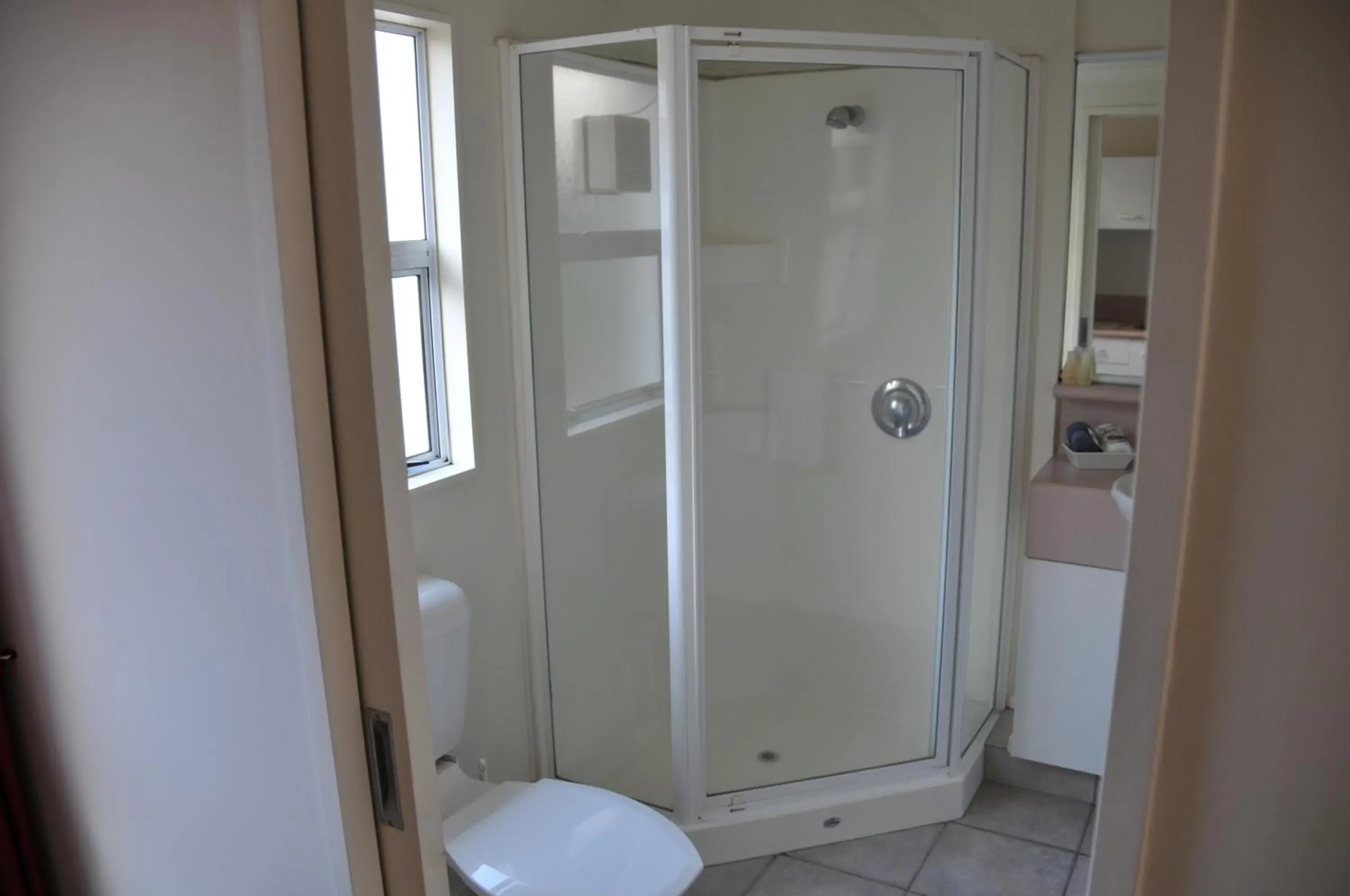 Twin Room with Shower in Lakeside Taupo Motel Twin Room with Shower in Lakeside Taupo Motel