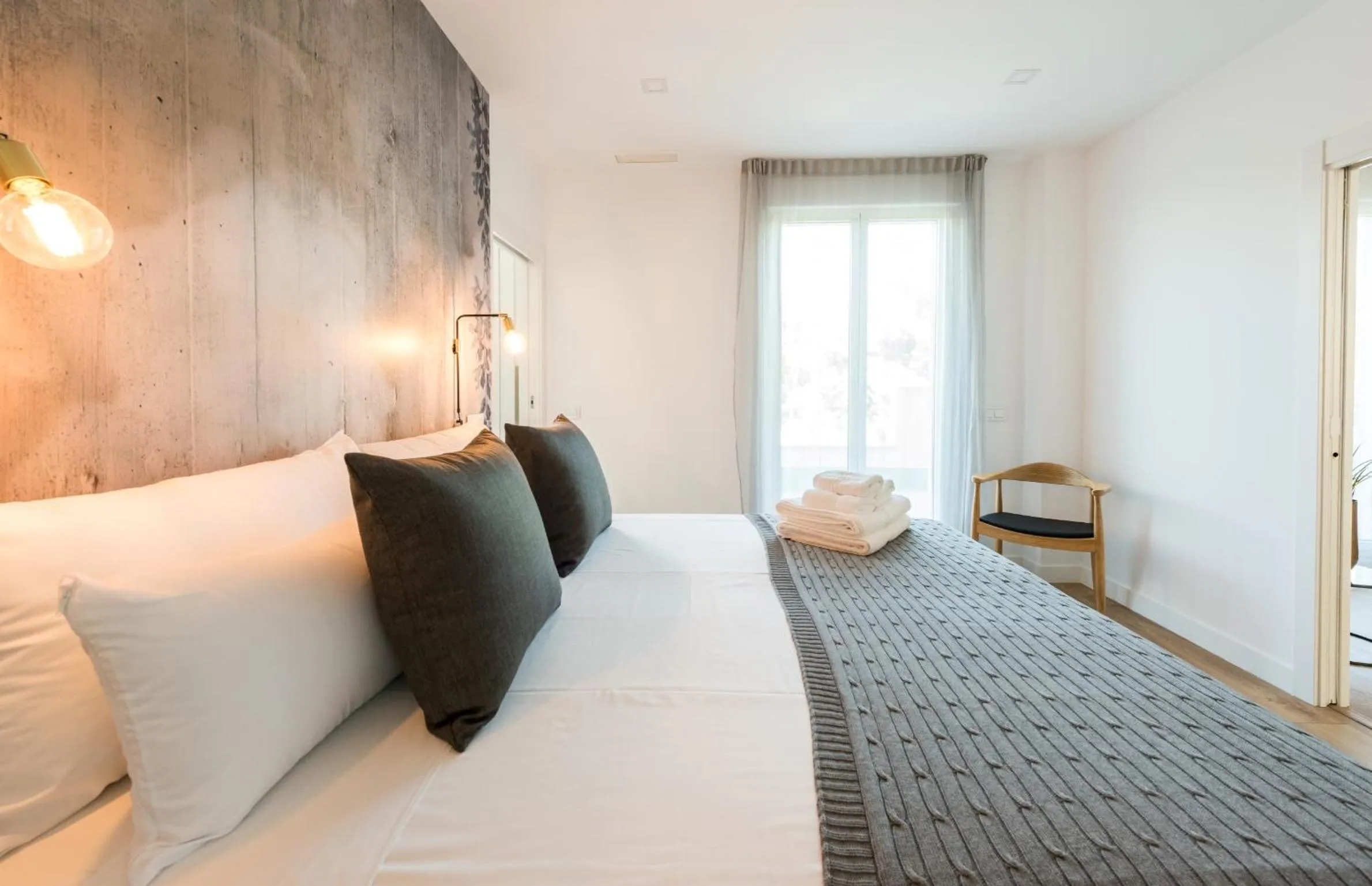 Photo of the whole room, Bed in Plaza de España Skyline